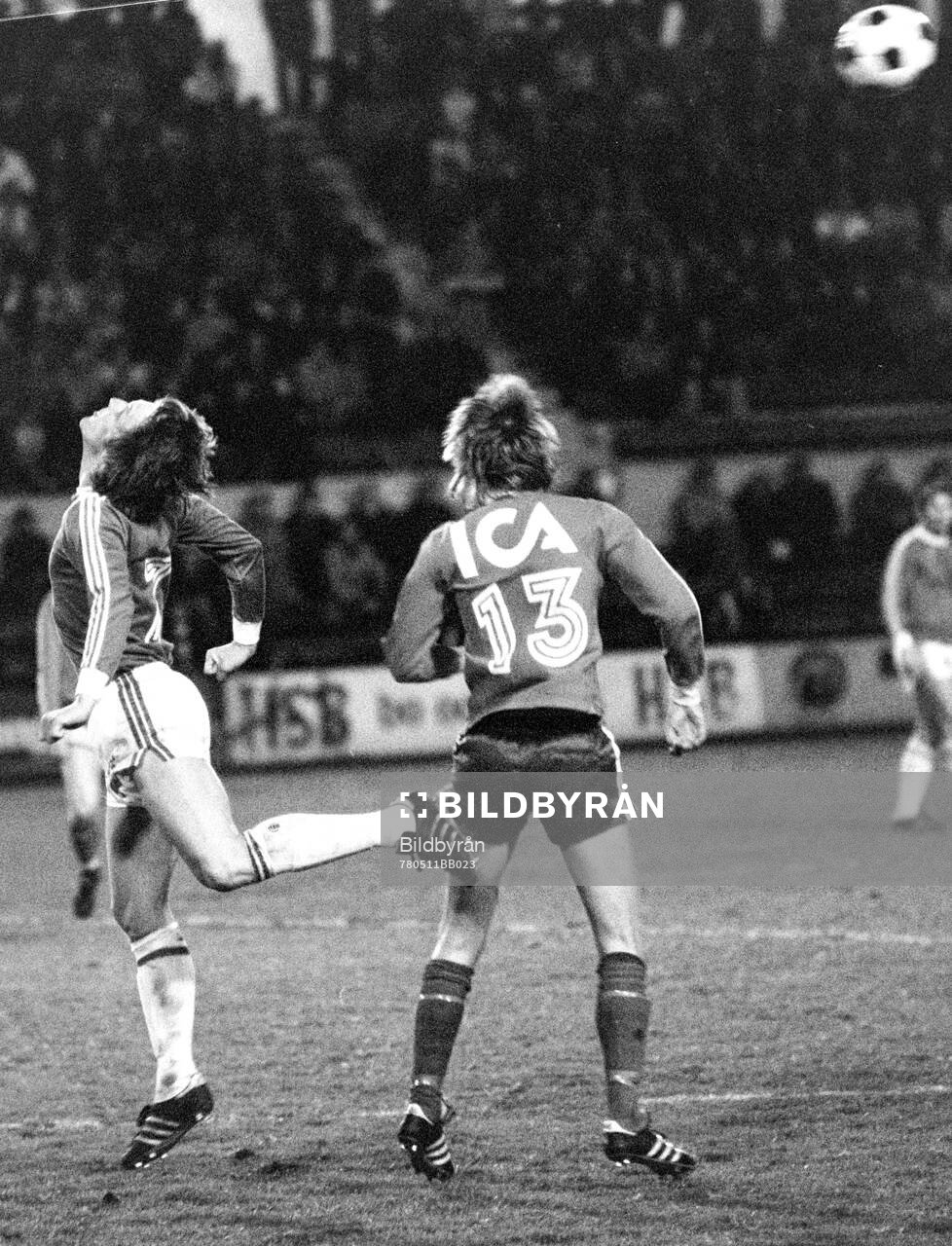 Hammarbys Klas Johansson nickar undan bollen