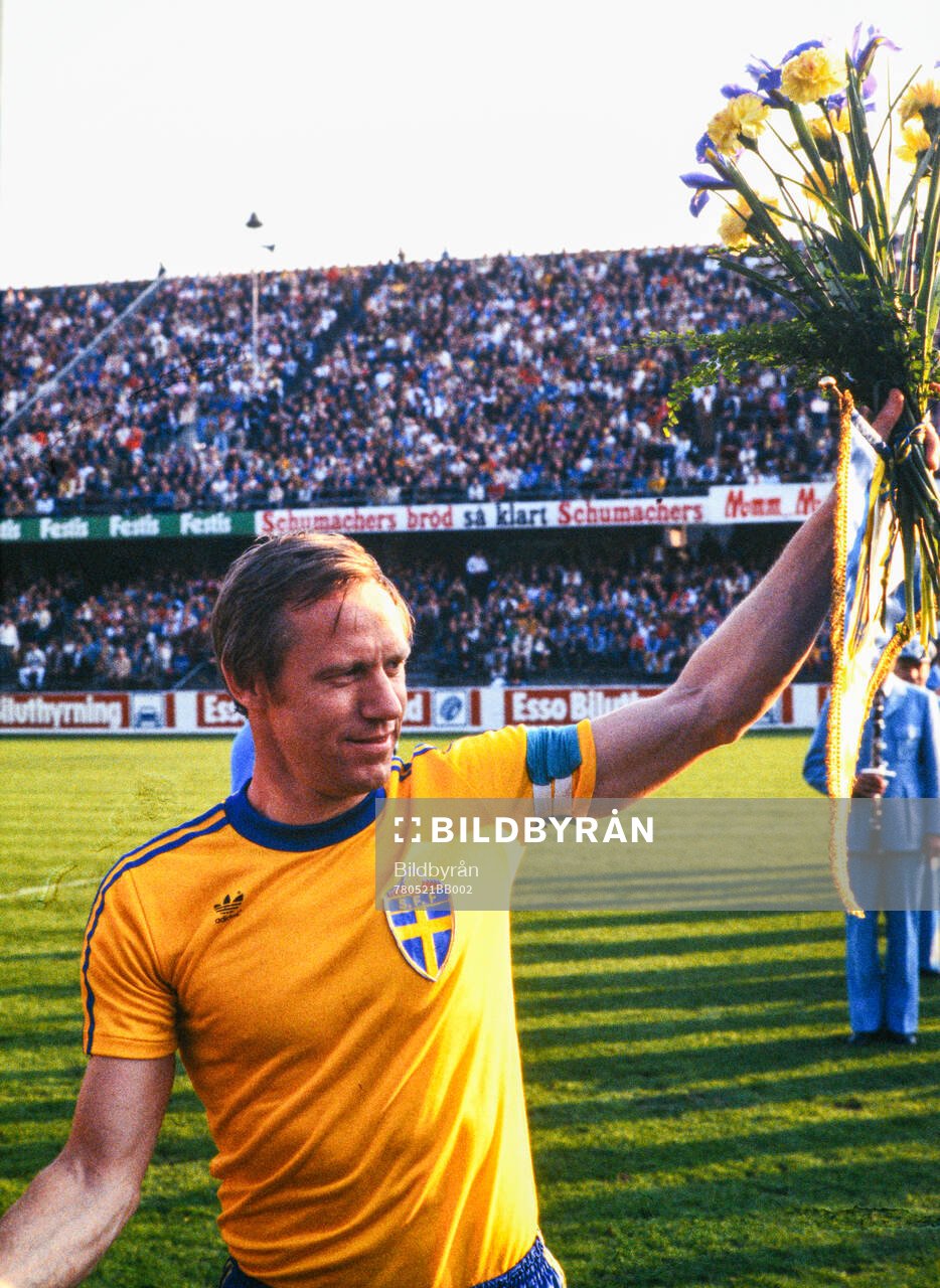 Fotboll, Träningsmatch, Sverige - Tjeckoslovakien: Sveriges lagkapten Björn Nordqvist med blommor.