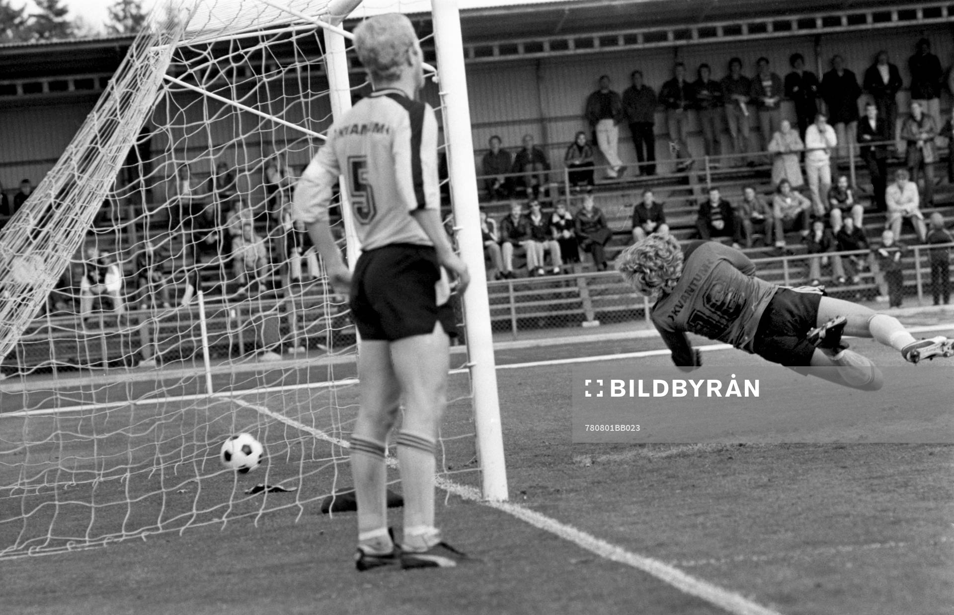 Hässleholms målvakt Anders Ottosson får se bollen i