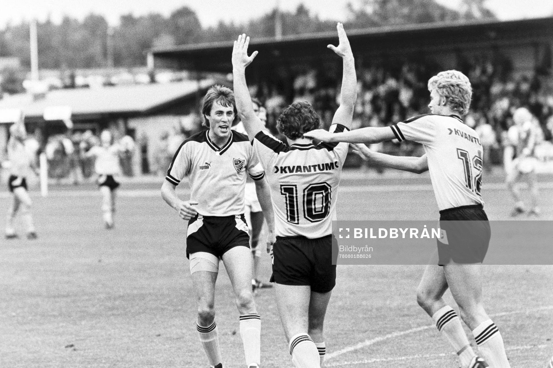 Fotboll, Div 2 södra, IFK Hässleholm - IFK Kristianstad, 4-0: Claes Melin, Magnus Eek och Sven Bertilsson, Hässleholm jublar efter mål.
