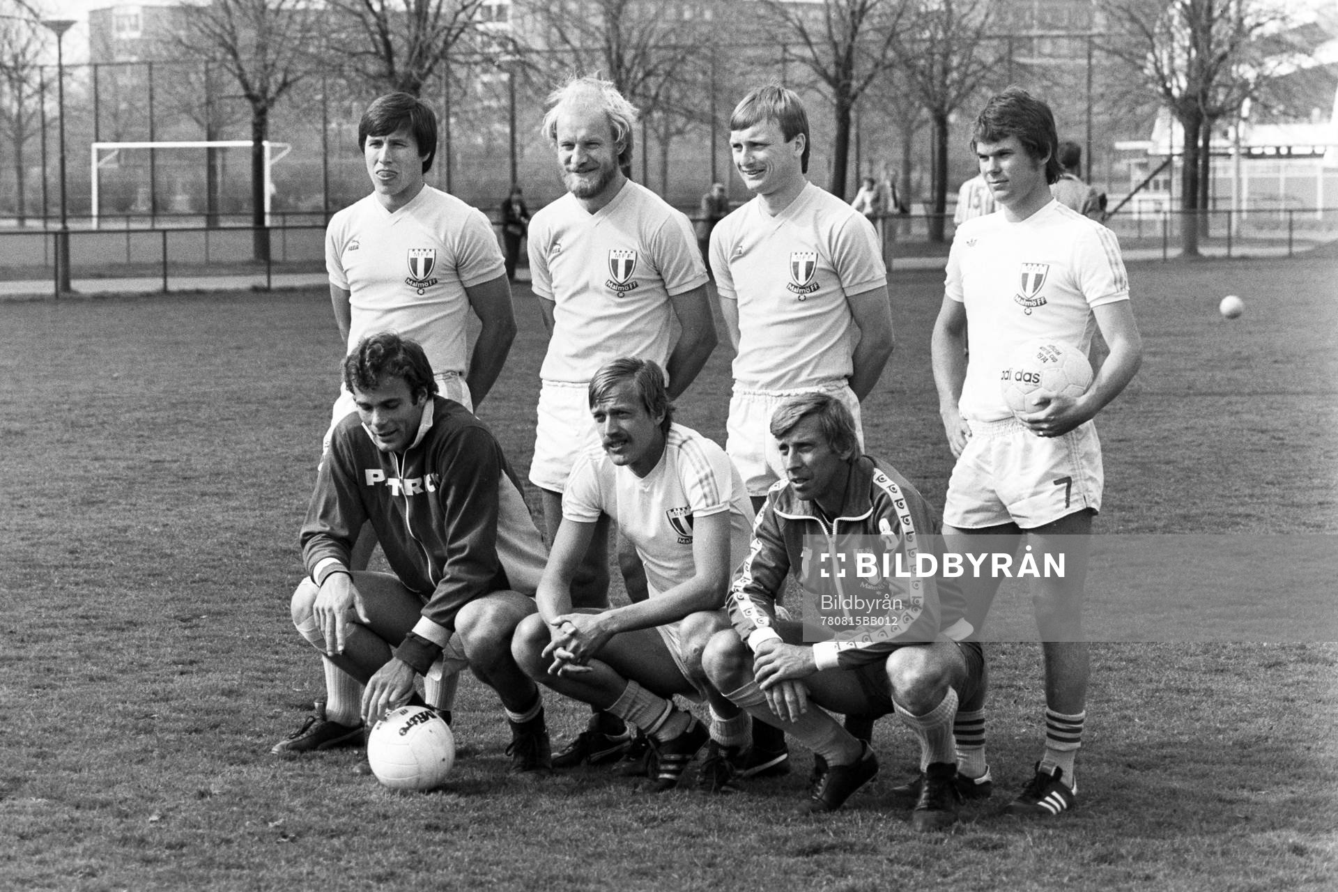 Fotboll, Malmö FF, träning: Bakre raden fr. v Roy Andersson, Thomas Sjöberg, Roland Andersson och Magnus Andersson. Främre raden fr. v Jan Möller, målvakt, Staffan Tapper och Bo Larsson.