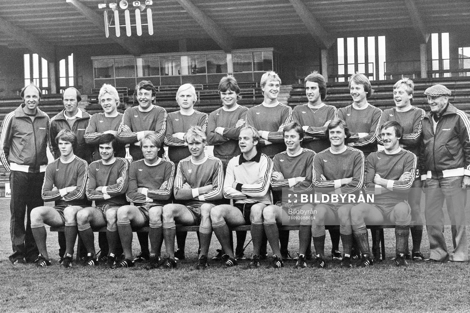 Fotboll, Allsvenskan, Öster: Bakre fr.v. Lars Arnesson, tränare, Tommy Svensson, lagledare, Jonny Gustavsson, Per-Olof Bild, Håkan Arvidsson, Peter Nilsson, Bengt Johansson, Mats Nordgren, Peter Strömberg, Tommy Evesson, Stig Svensson, Ordförande. Främre fr.v. Karl-Gunnar Björklund, Teitur Thordarsson, Håkan Kronberg, Andreas Ravelli, Göran Hagberg, målvakt, Thomas Nyman, Peter Svensson, Jan-Ivar Bergqvist.