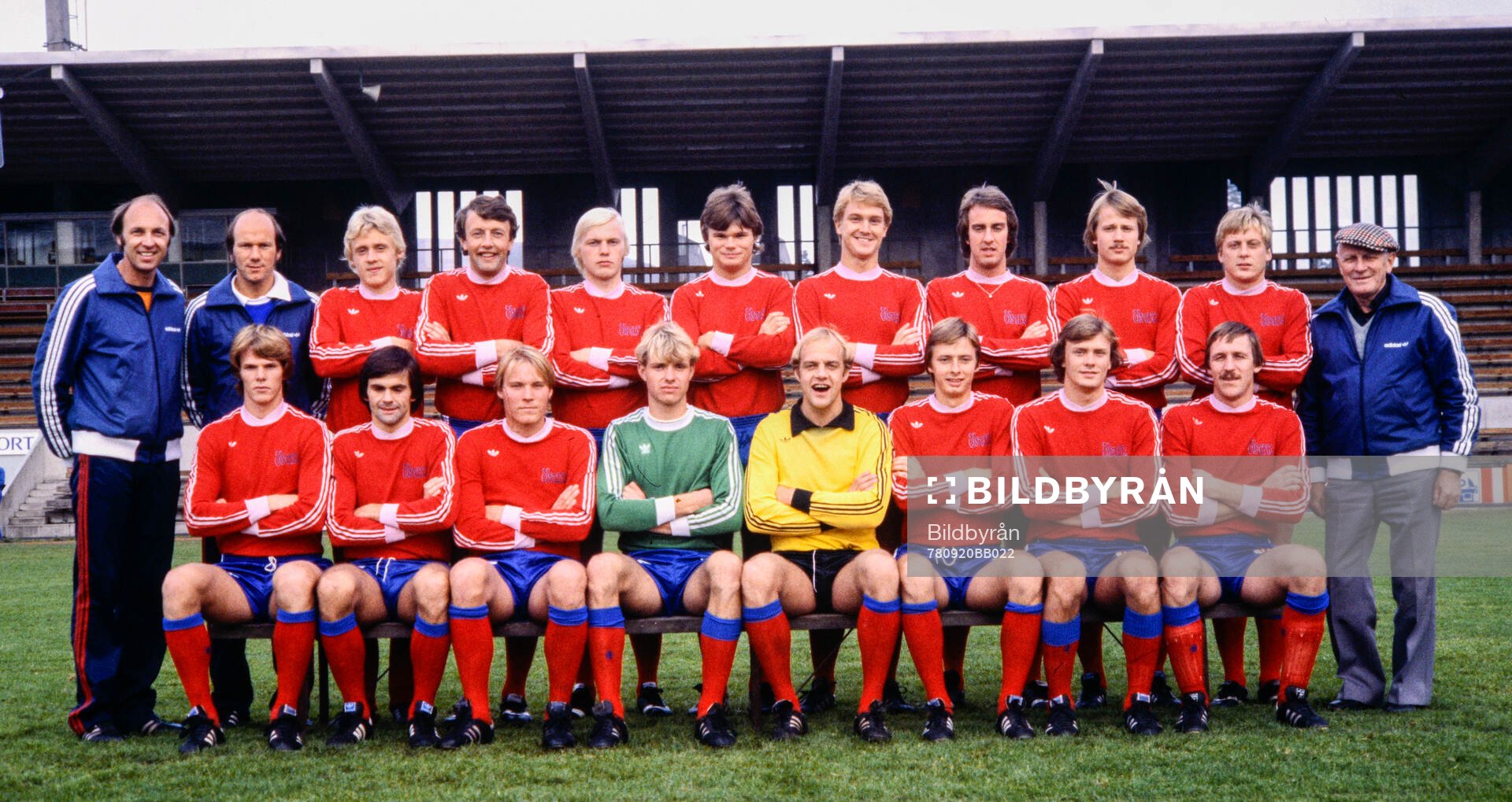 Fotboll, Allsvenskan, Öster, Lagbild: Bakre fr.v. Lars Arnesson, tränare, Tommy Svensson, lagledare, Jonny Gustavsson, Per-Olof Bild, Håkan Arvidsson, Peter Nilsson, Bengt Johansson, Mats Nordgren, Peter Strömberg, Tommy Evesson, och Stig Svensson, ordförande. Främre fr.v. Karl-Gunnar Björklund, Teitur Thordarsson, Håkan Kronberg, Andreas Ravelli, Göran Hagberg, målvakt, Thomas Nyman, Peter Svensson, Jan-Ivar Bergqvist.
