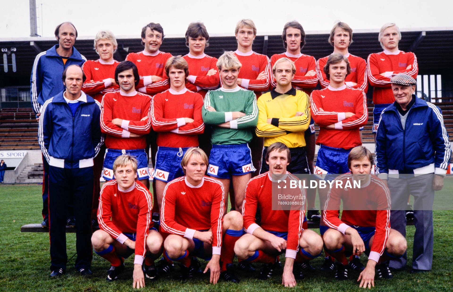 Fotboll, Allsvenskan, Öster, lagbild: Bakre raden fr.v. Lars Arnesson, tränare, Jonny Gustavsson, Per-Olof Bild, Peter Nilsson, Bengt Johansson, Mats Nordgren, Peter Strömberg och Håkan Arvidsson. Mellersta raden fr. v Tommy Svensson, lagledare, Teitur Thordarsson, Karl-Gunnar Björklund, Andreas Ravelli, Göran Hagberg, målvakt, Peter Svensson och Stig Svensson, Ordförande. Främre raden Tommy Evesson, Håkan Kronberg, Jan-Ivar Bergqvist och Thomas Nyman.