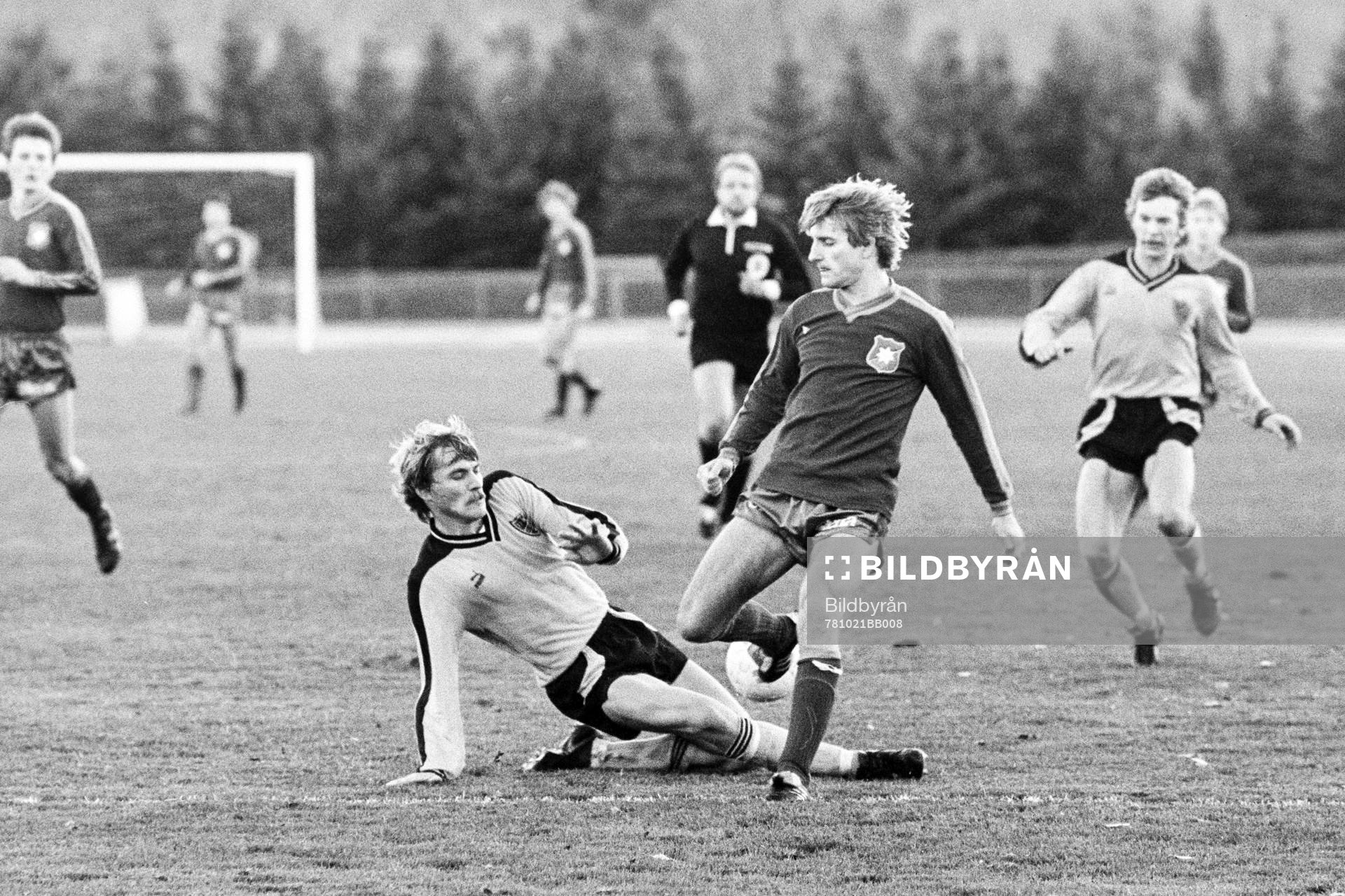 Fotboll, Div 2 Södra, IFK Hässleholm - Örgryte, 3-6: Hässleholms Bengt Ivarsson stoppar Peter Dahlqvist, Örgryte.