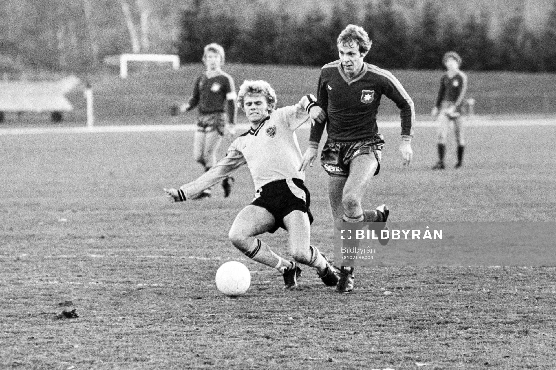 Fotboll, Div 2 Södra, IFK Hässleholm - Örgryte, 3-6: Sven Bertilsson, Hässleholm i kamp med örgrytes Sören Börjesson.