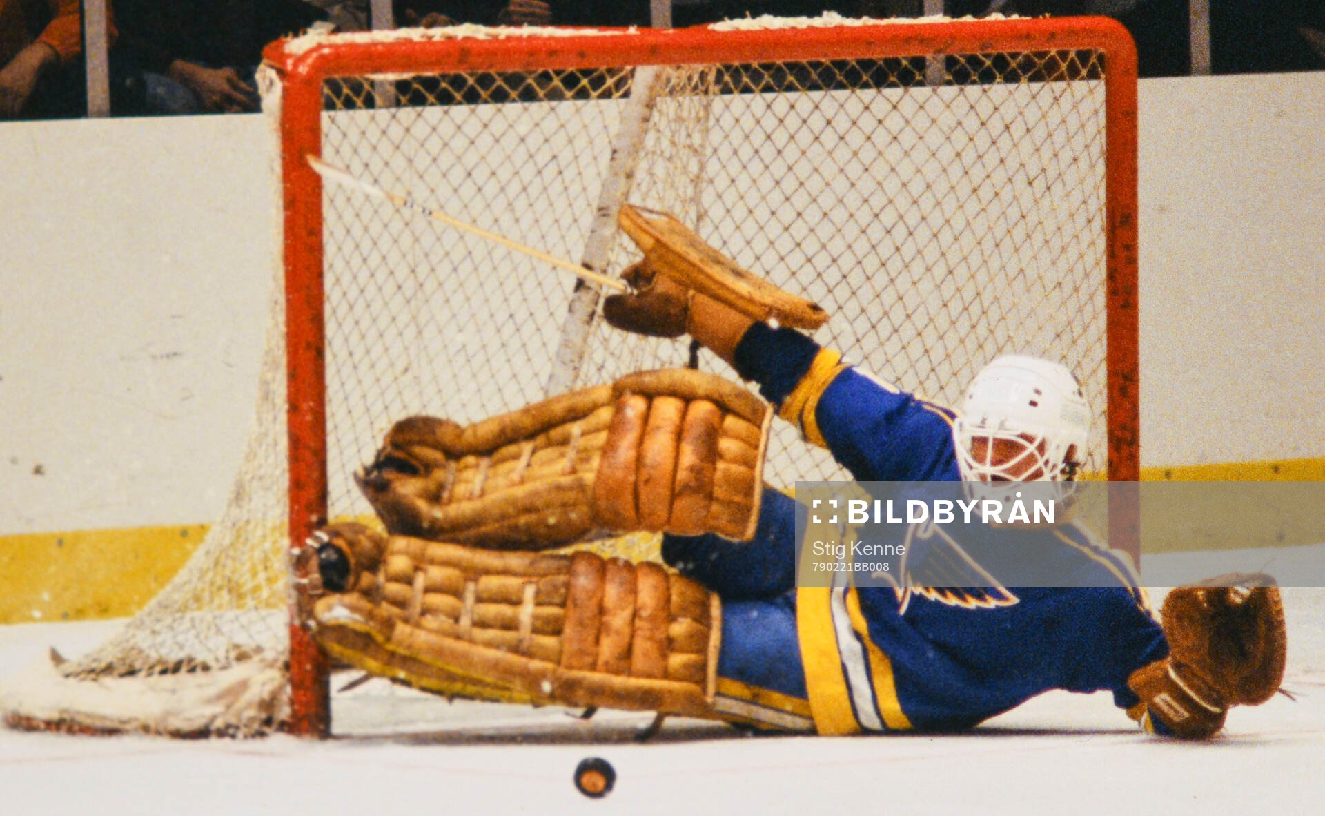 Goalkeeper Ed Staniowski of St Louis Blues