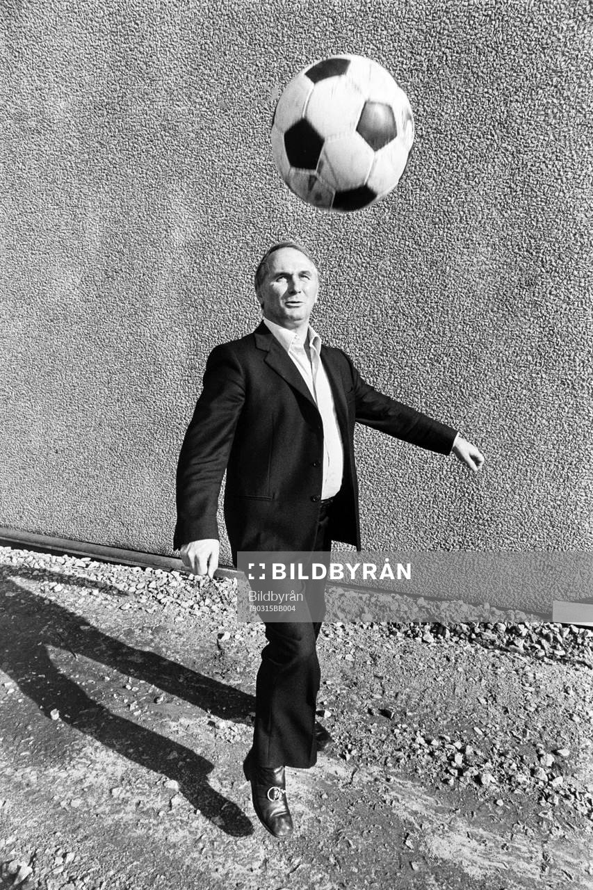 Kurt Hamrin leker med en boll utanför Skoglösa Mekaniska