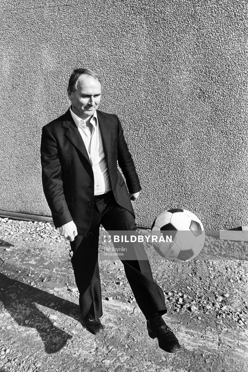 Kurt Hamrin leker med en boll utanför Skoglösa Mekaniska