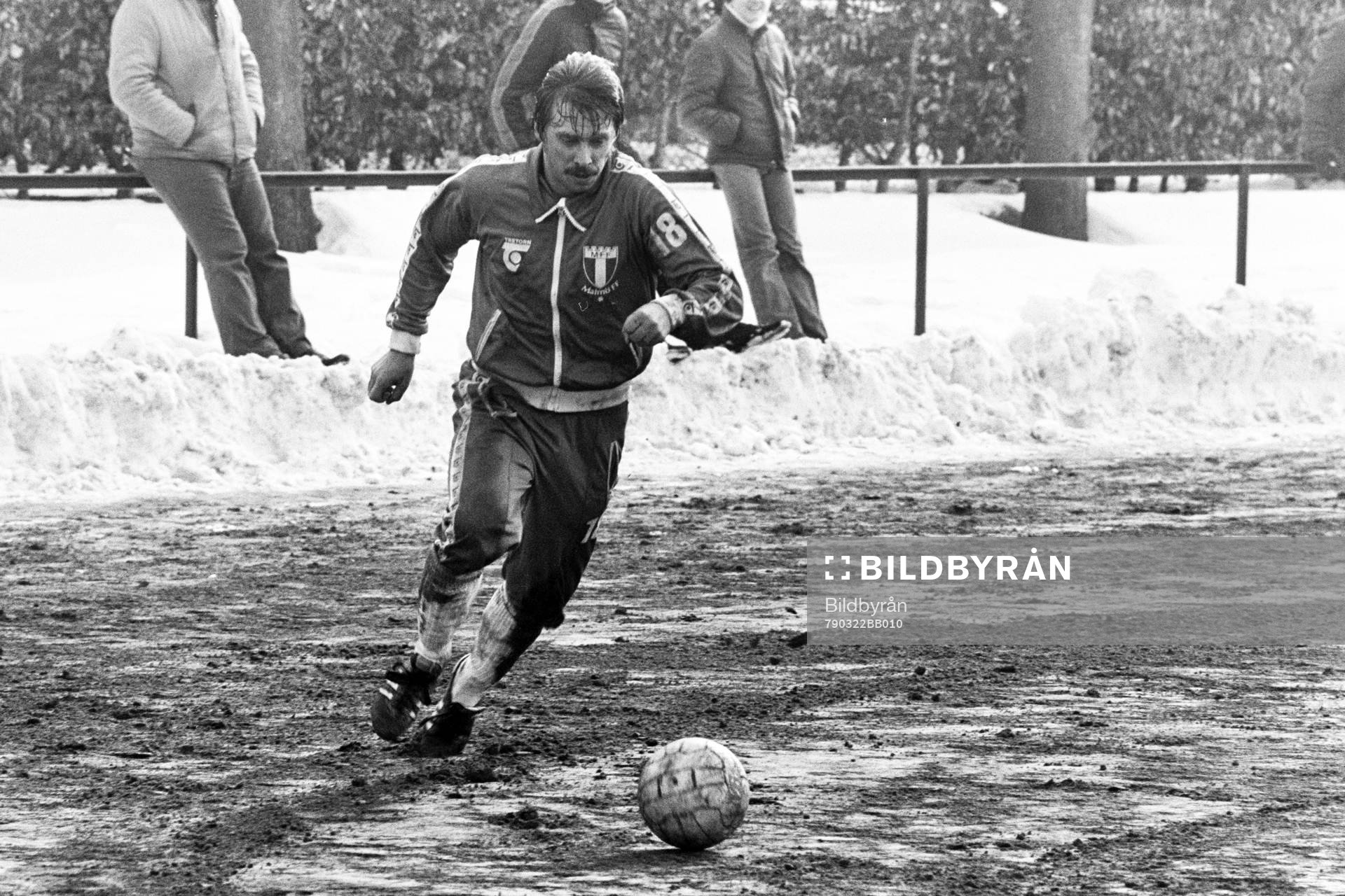 Fotboll, Malmö FF, Träningsmatch: Tommy Larsson med bollen.
