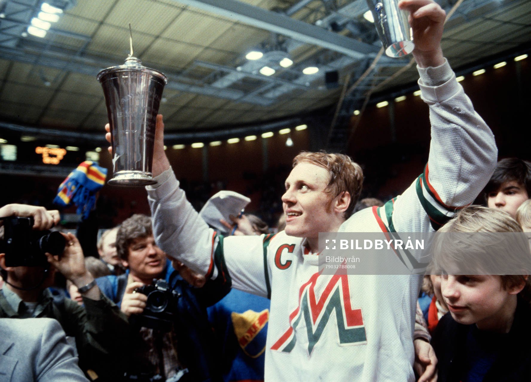 Roger Lindström, Modo, höjer pokalen