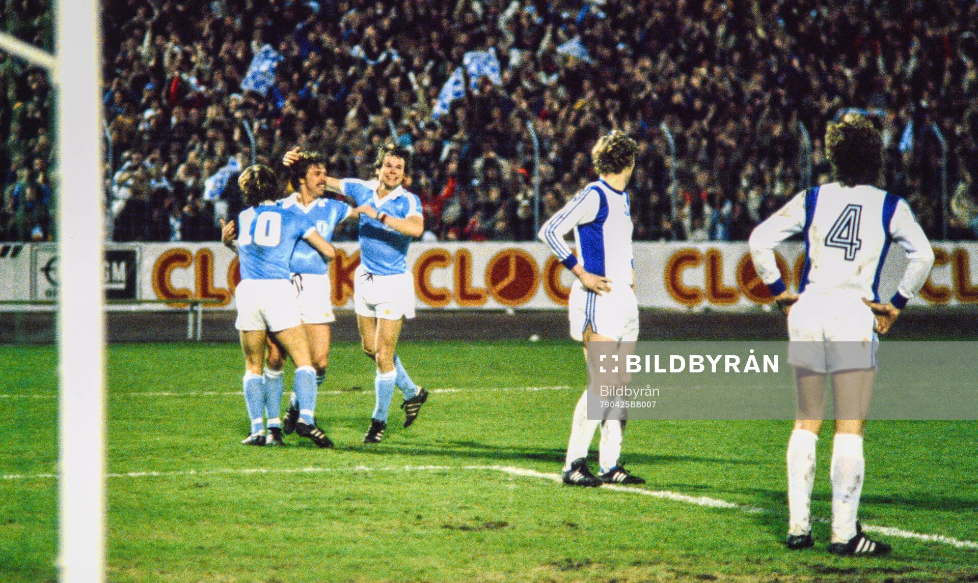 Malmös matchhjälte Tommy Hansson jublar med Tore Cervin och Magnus Andersson (t h) efter sitt mål. Football, Uefa European Cup 1979, Semifinal, Malmo FF - Austria Vienna 1-0: Malmo goal scorer Tommy Hansson (c) celebrates with Tore Cervin and Magnus Andersson (r).
© Bildbyrån - 3781