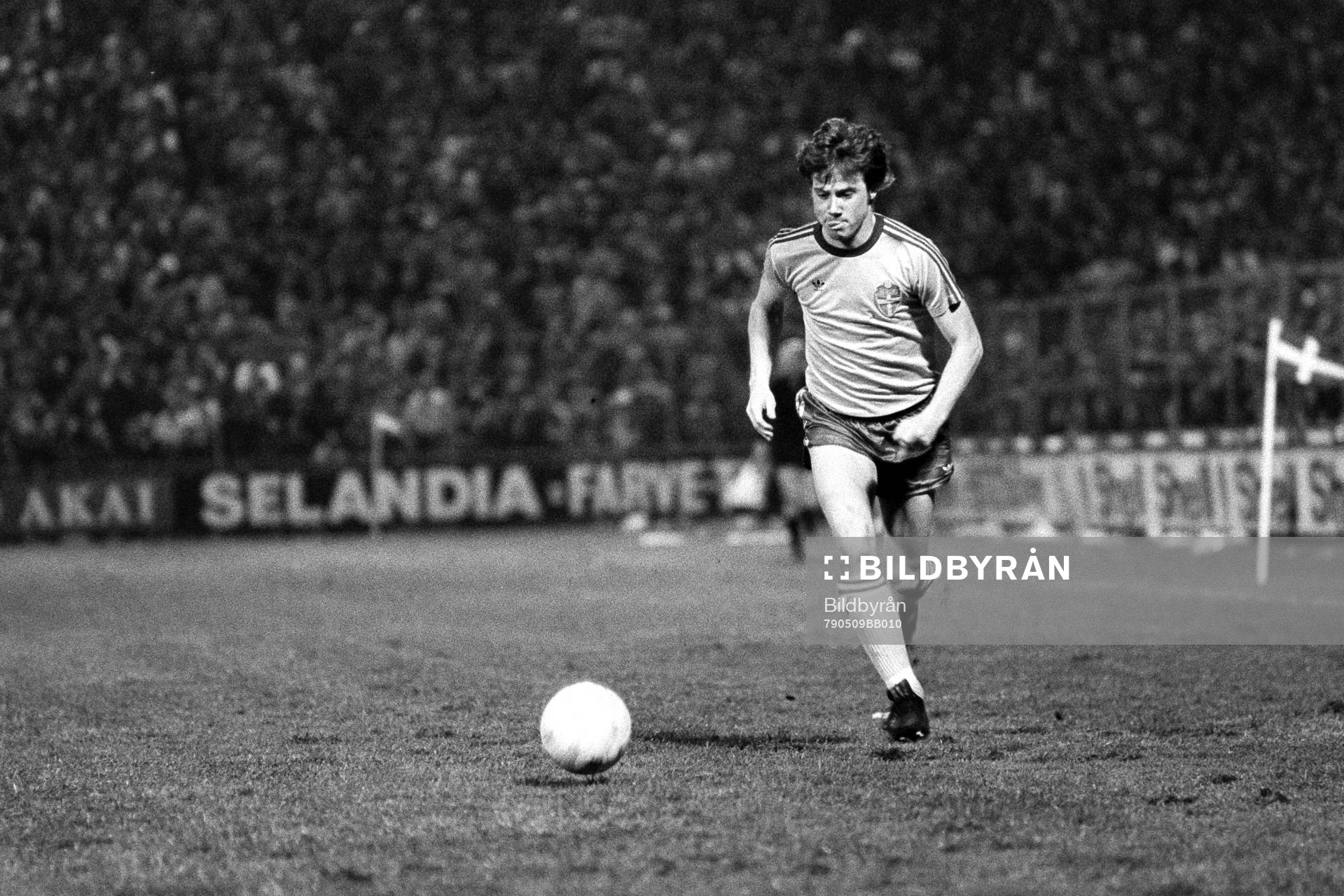  Ingemar Erlandsson, Sverige med bollen.