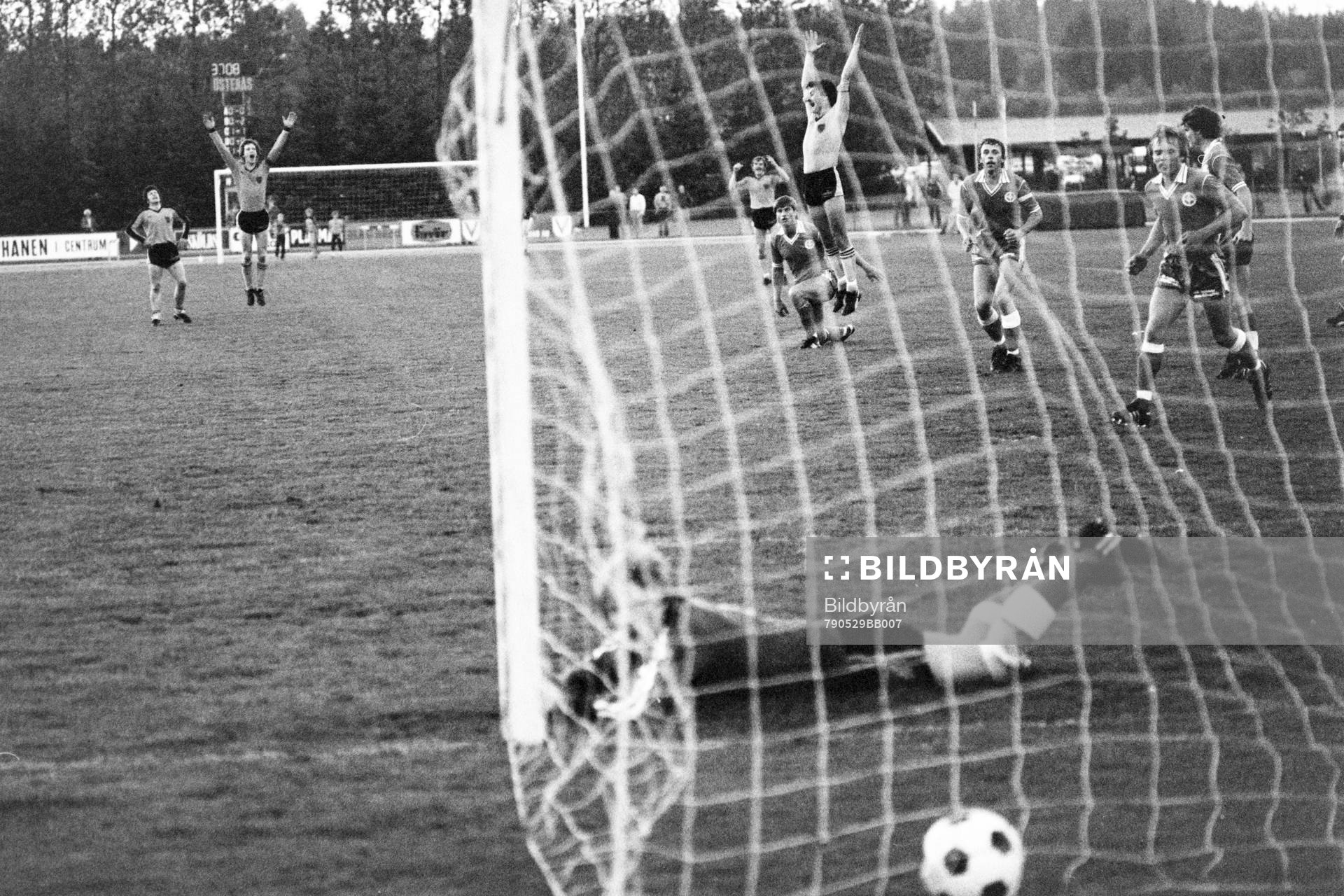 Fotboll, Div 2 Södra, IFK Hässleholm - Kalmar AIK, 2-0: Bollen i mål bakom kalmars målvakt och jubel i Hässleholm.