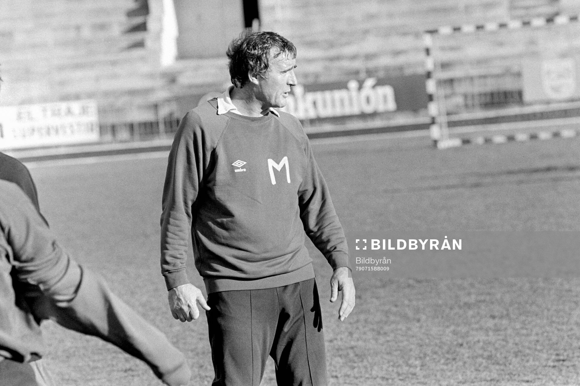 Manager Malcolm Allison at training