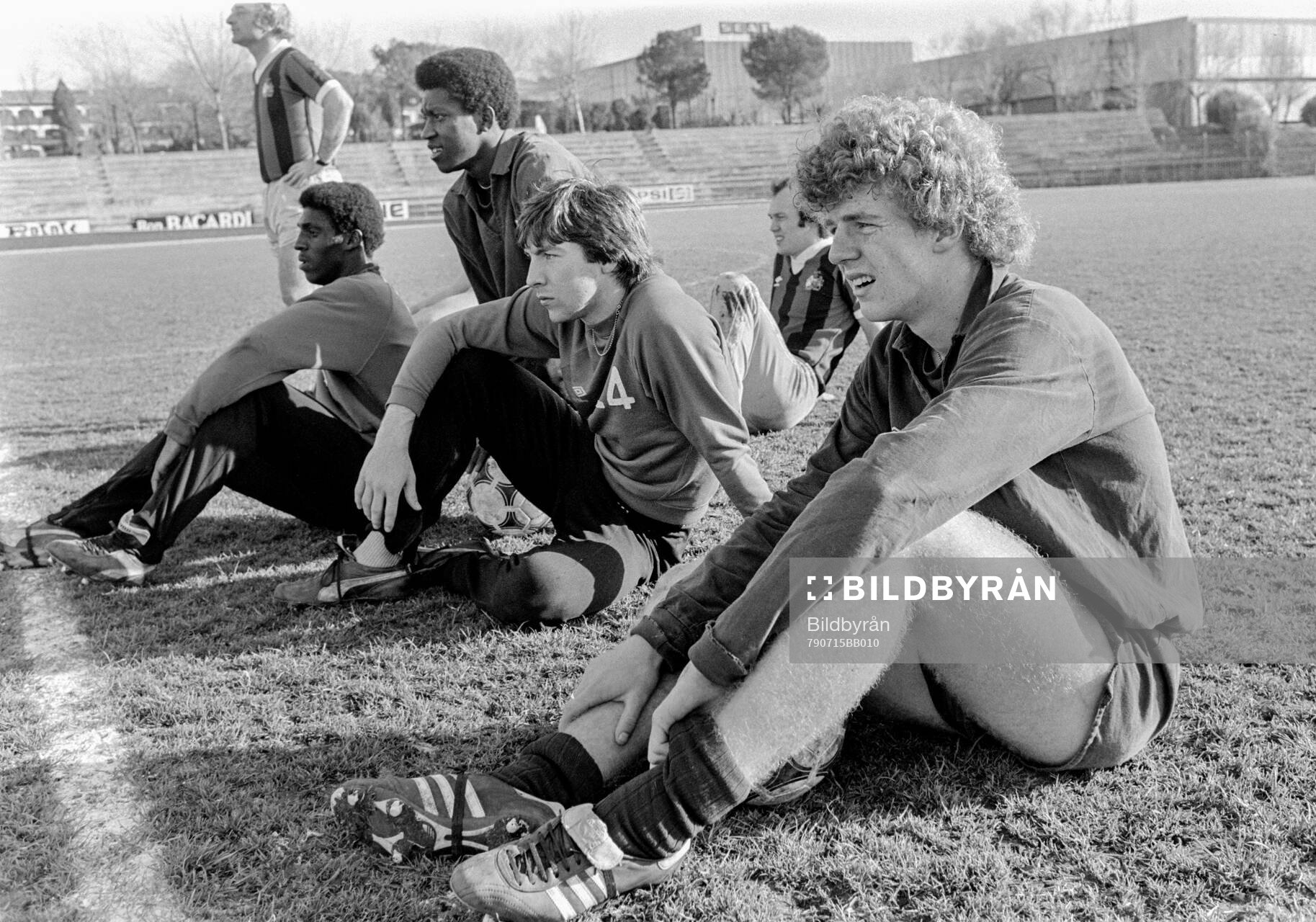 Football, English First Division 1979-1980, Manchester City: Dave Bennett, Steve MacKenzie and Tommy Caton resting at training.  