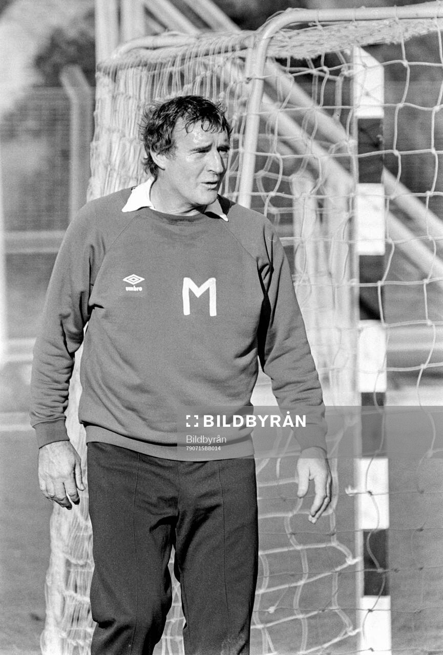 Manager Malcolm Allison at training