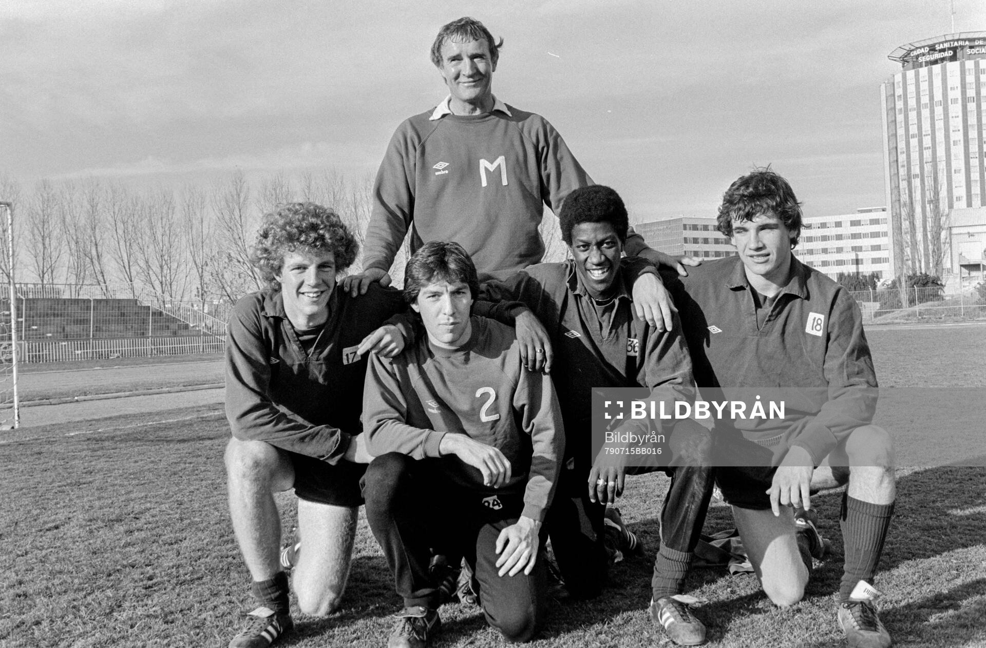 Football, English First Division 1979-1980, Manchester City: Manager Malcolm Allison with players Tommy Caton, Steve MacKenzie, Dave Bennett and Nicky Reid.