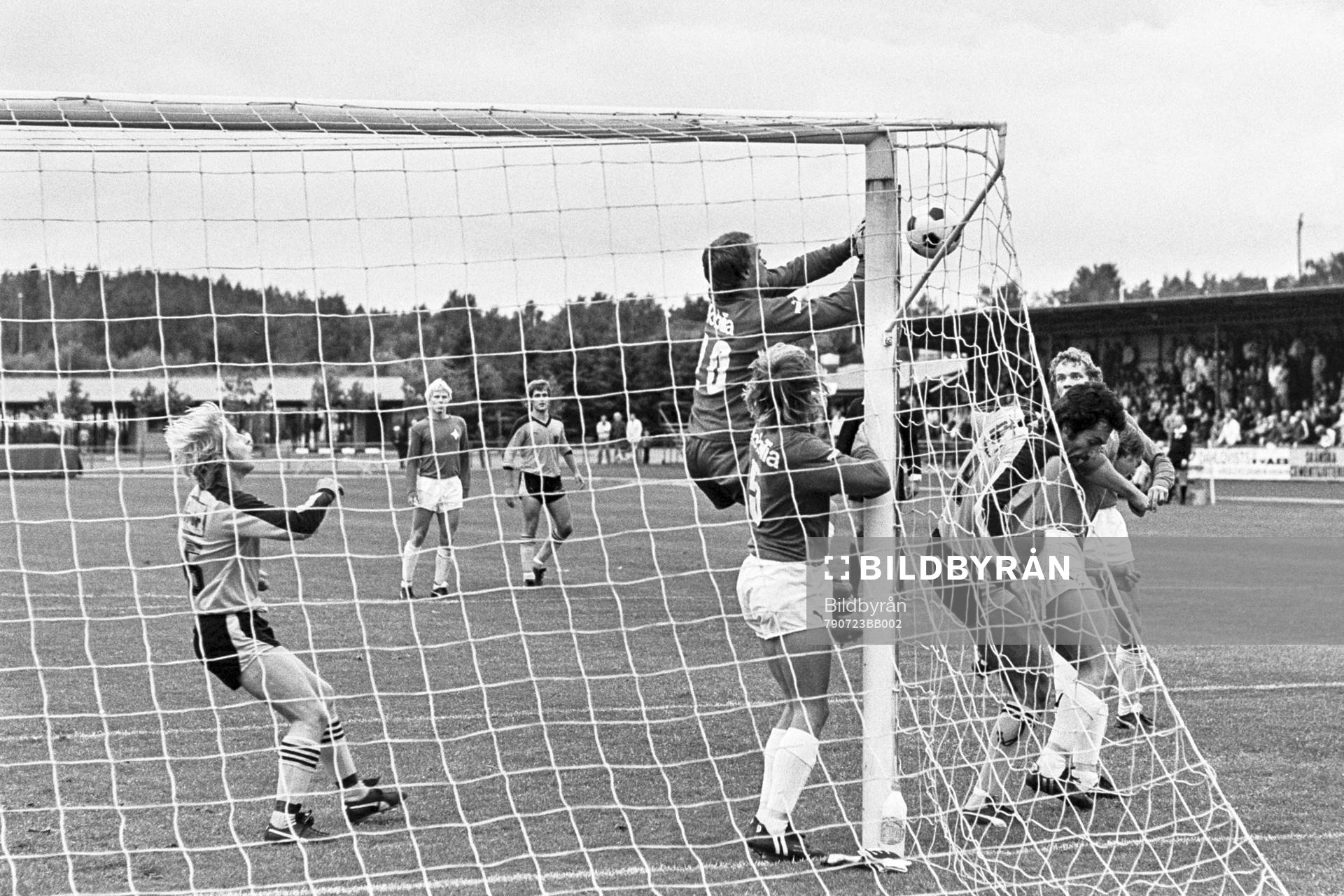 Fotboll, Div 2 Södra, IFK Hässleholm - IFK Malmö, 0-2: Situation framför malmös målvakt Bo Theander.