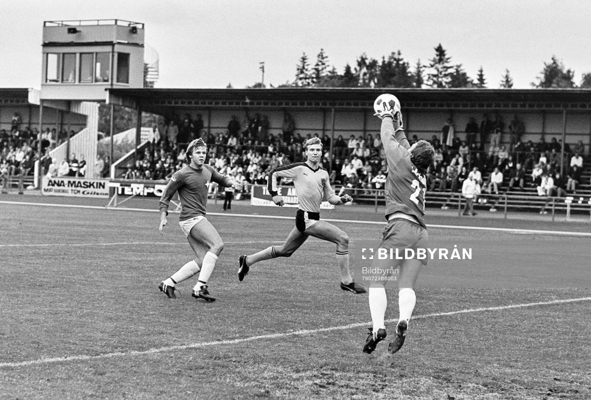 Fotboll, Div 2 Södra, IFK Hässleholm - IFK Malmö, 0-2: Hässleholms Lars Larsson framför malmös målvakt Bo Theander.