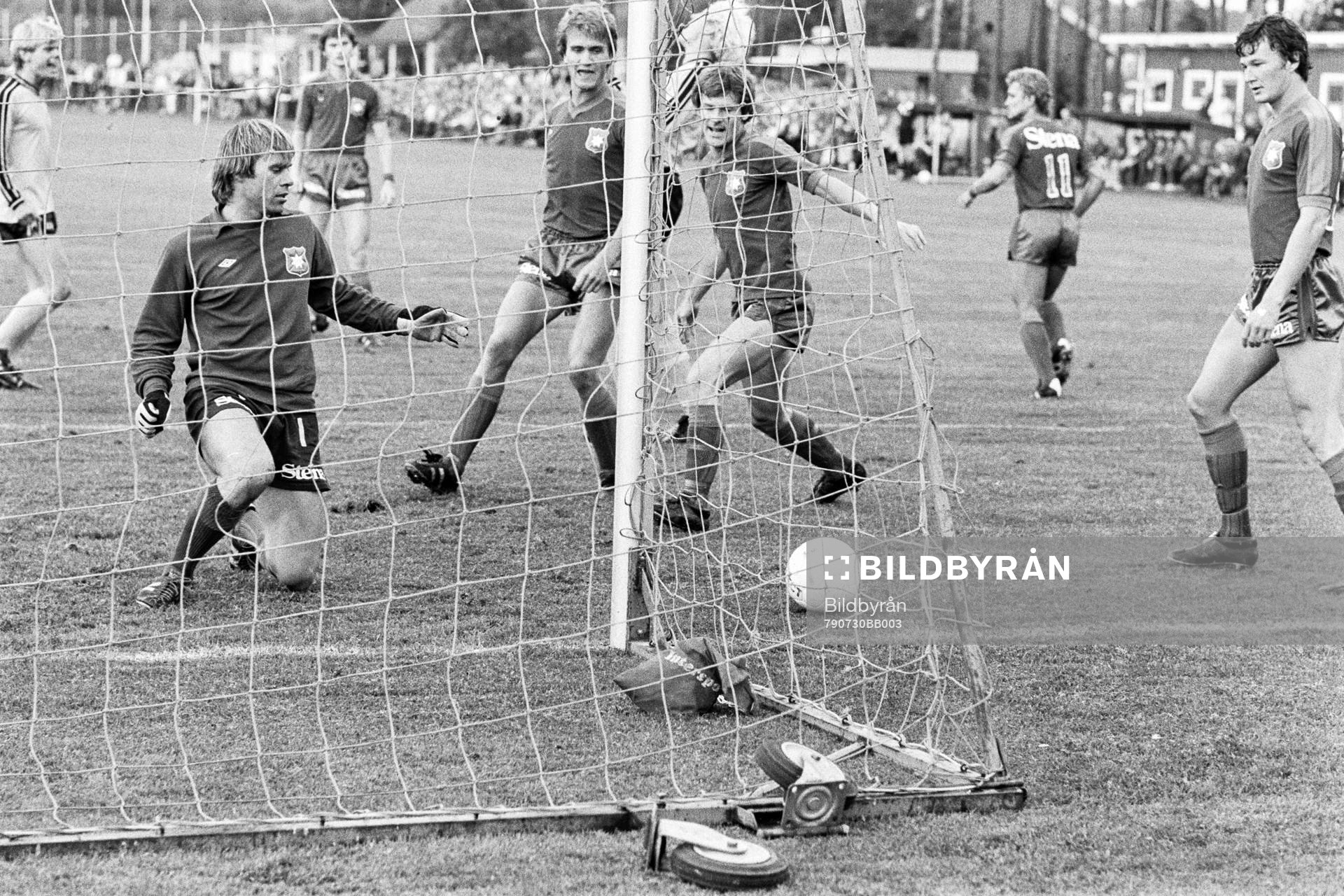Yngve Källqvist, målvakt i Örgryte ser bollen rulla