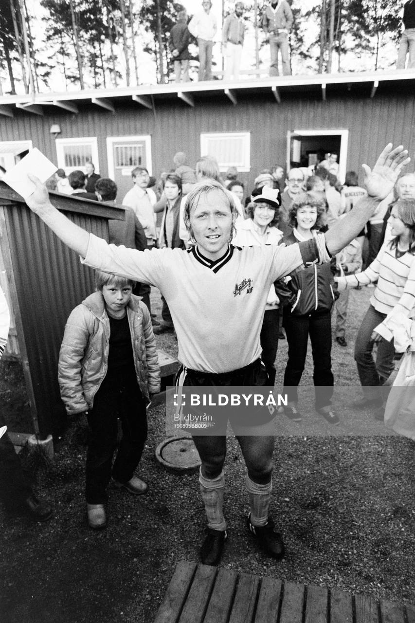 Mjällbys tvåmålsskytt Sven-Bertil Andersson jublar