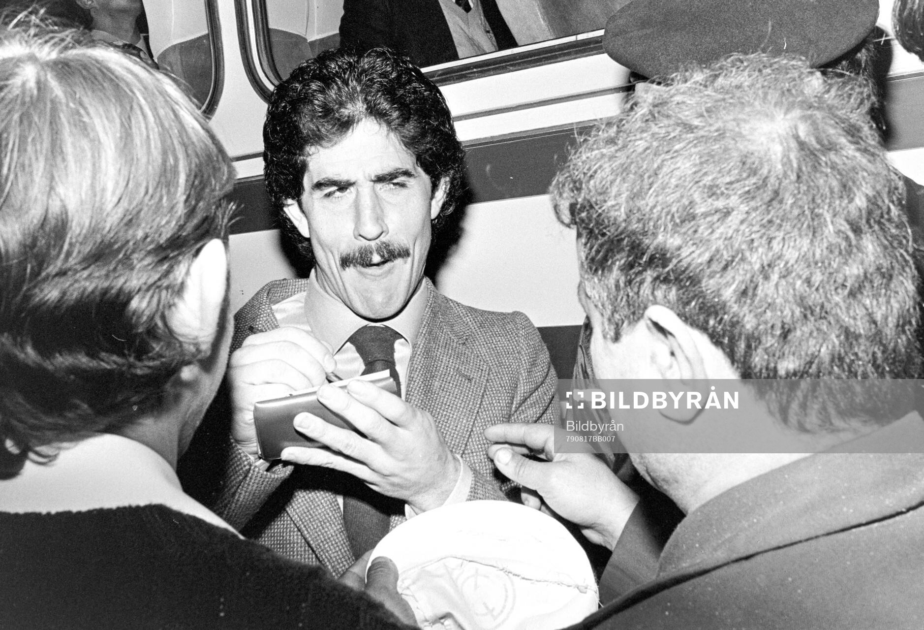 Goyo Benito with fans