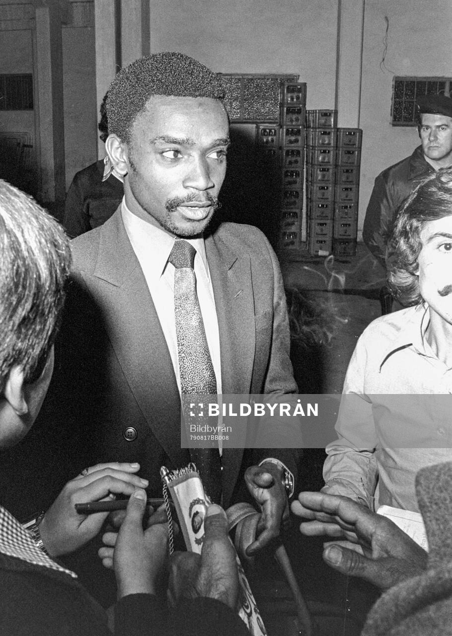 Laurie Cunningham with journalists