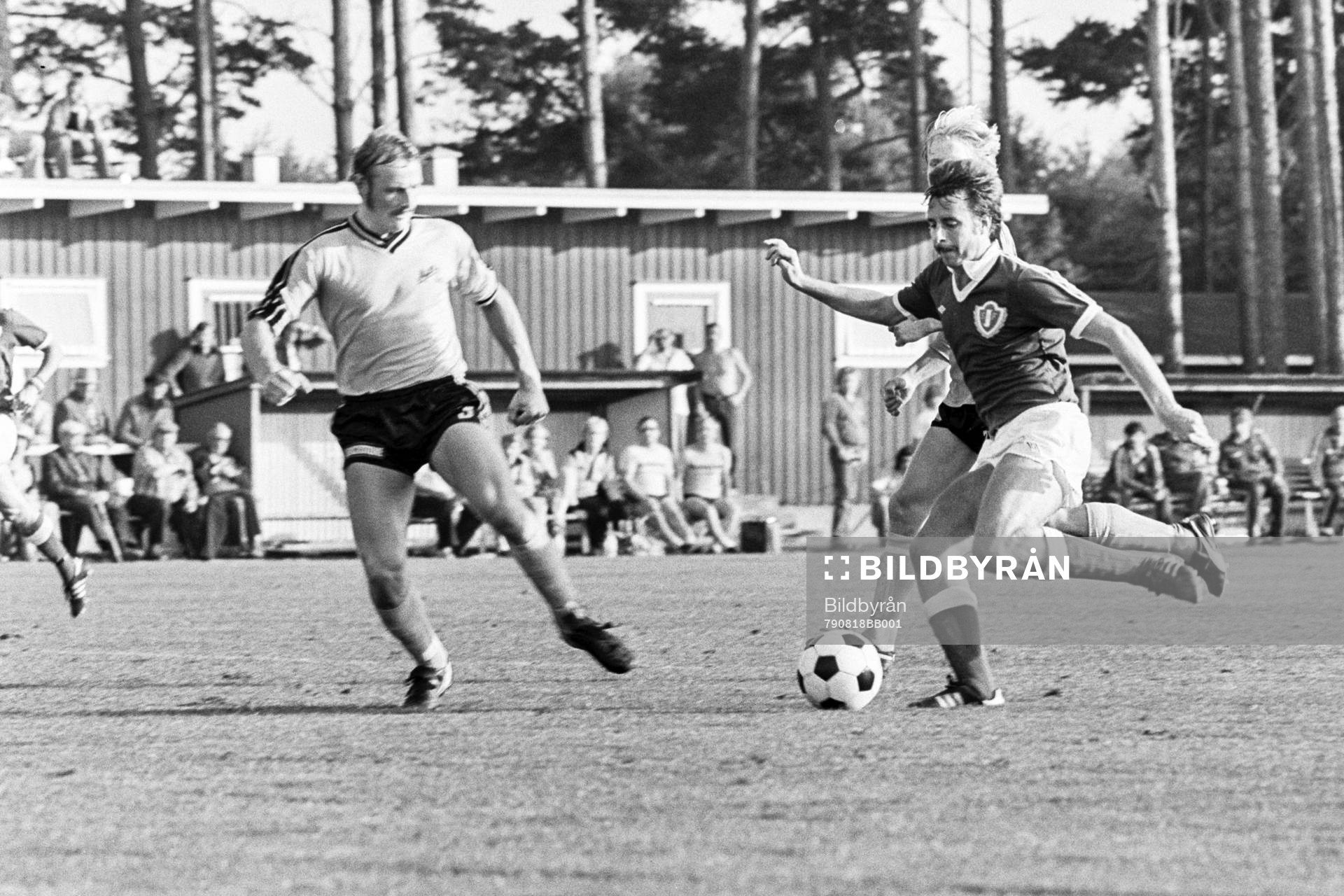 Fotboll, Div 2 Södra, Mjällby - Jönköping, 3-0: Jönköping i ett anfall.