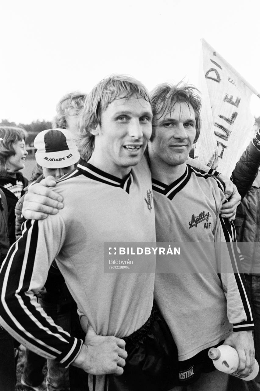 Mjällbys Bo Andersson och Flemming Pehrson jublar