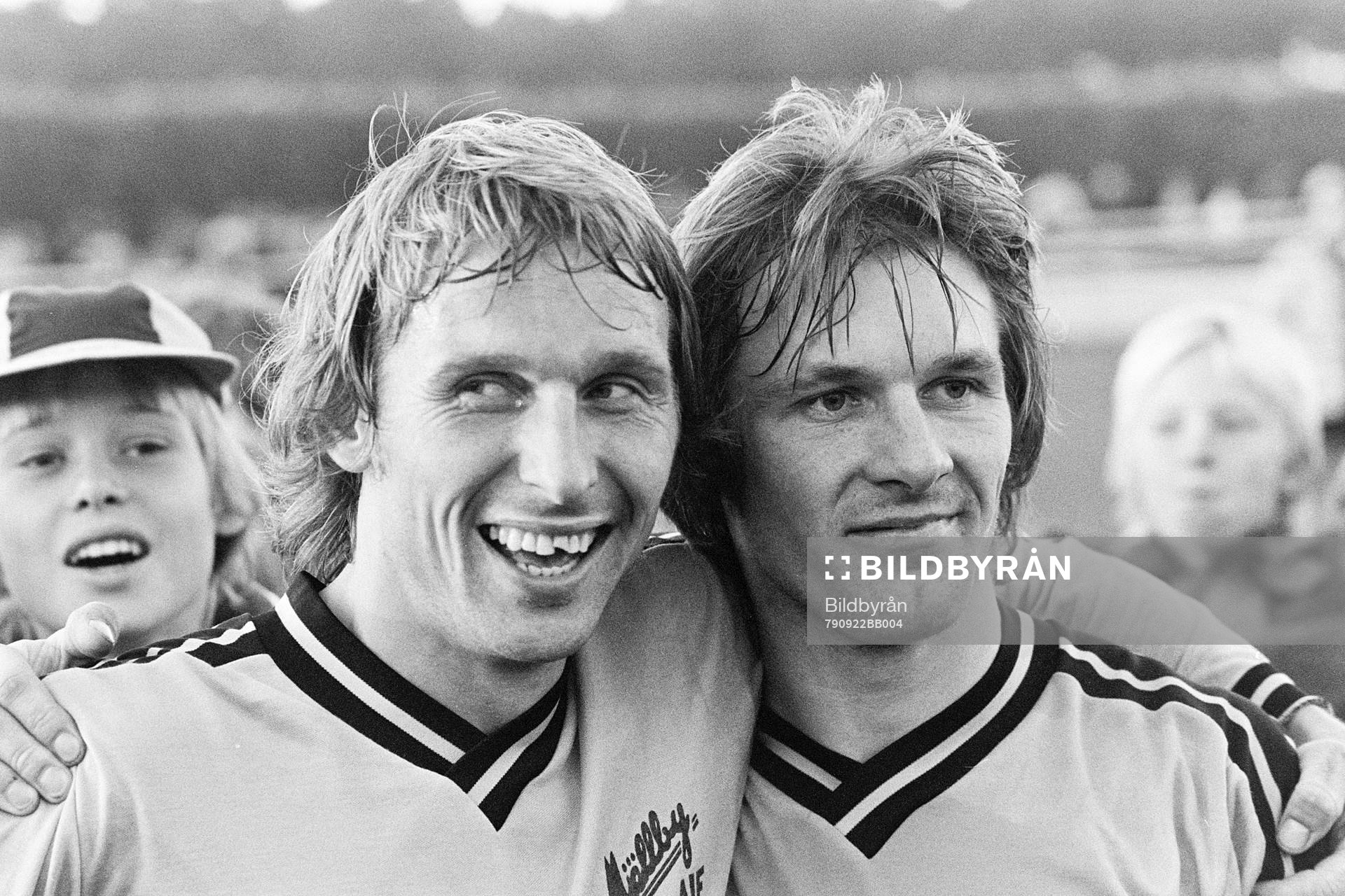 Mjällbys Bo Andersson och Flemming Pehrson jublar