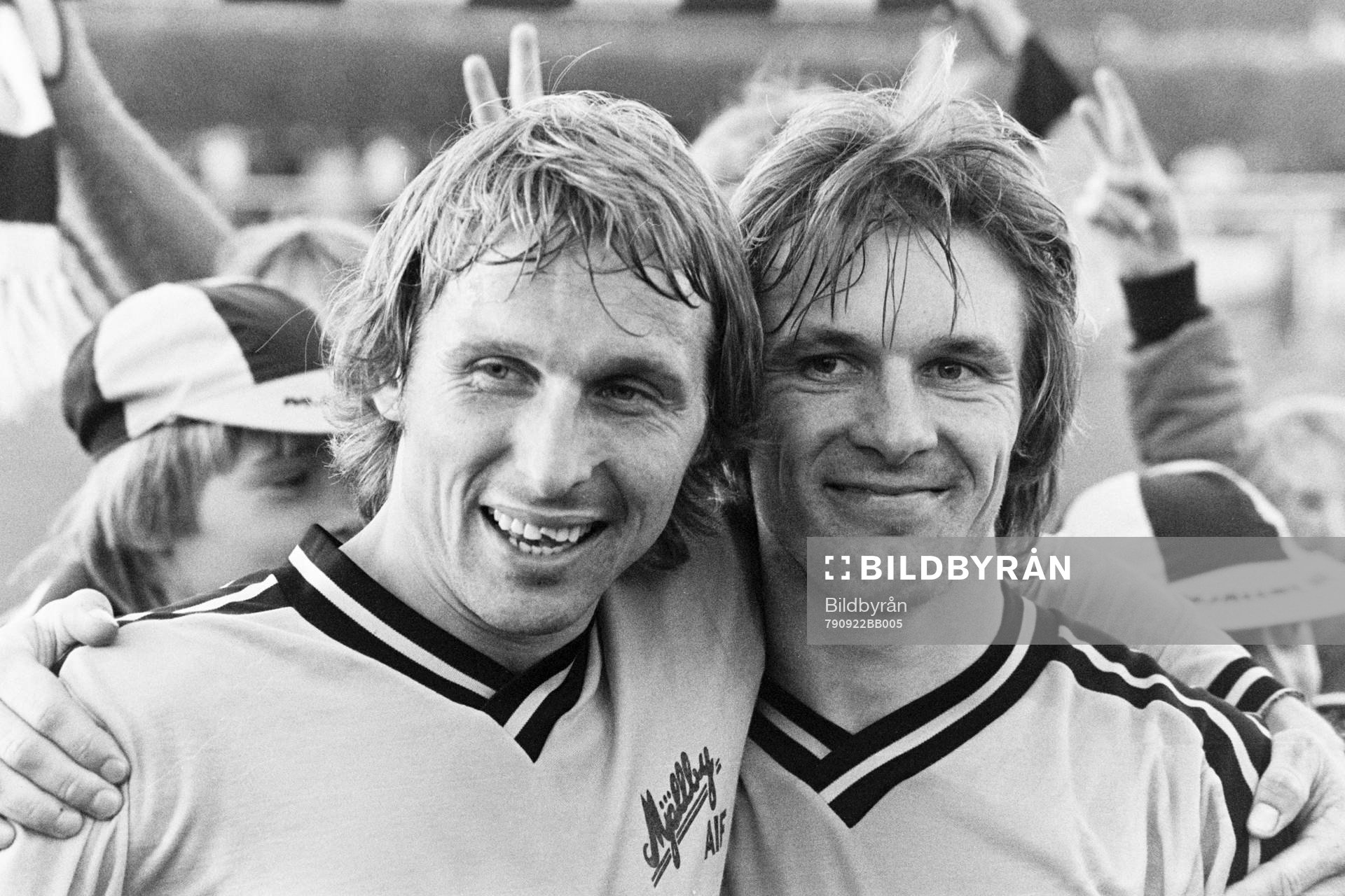 Mjällbys Bo Andersson och Flemming Pehrson jublar