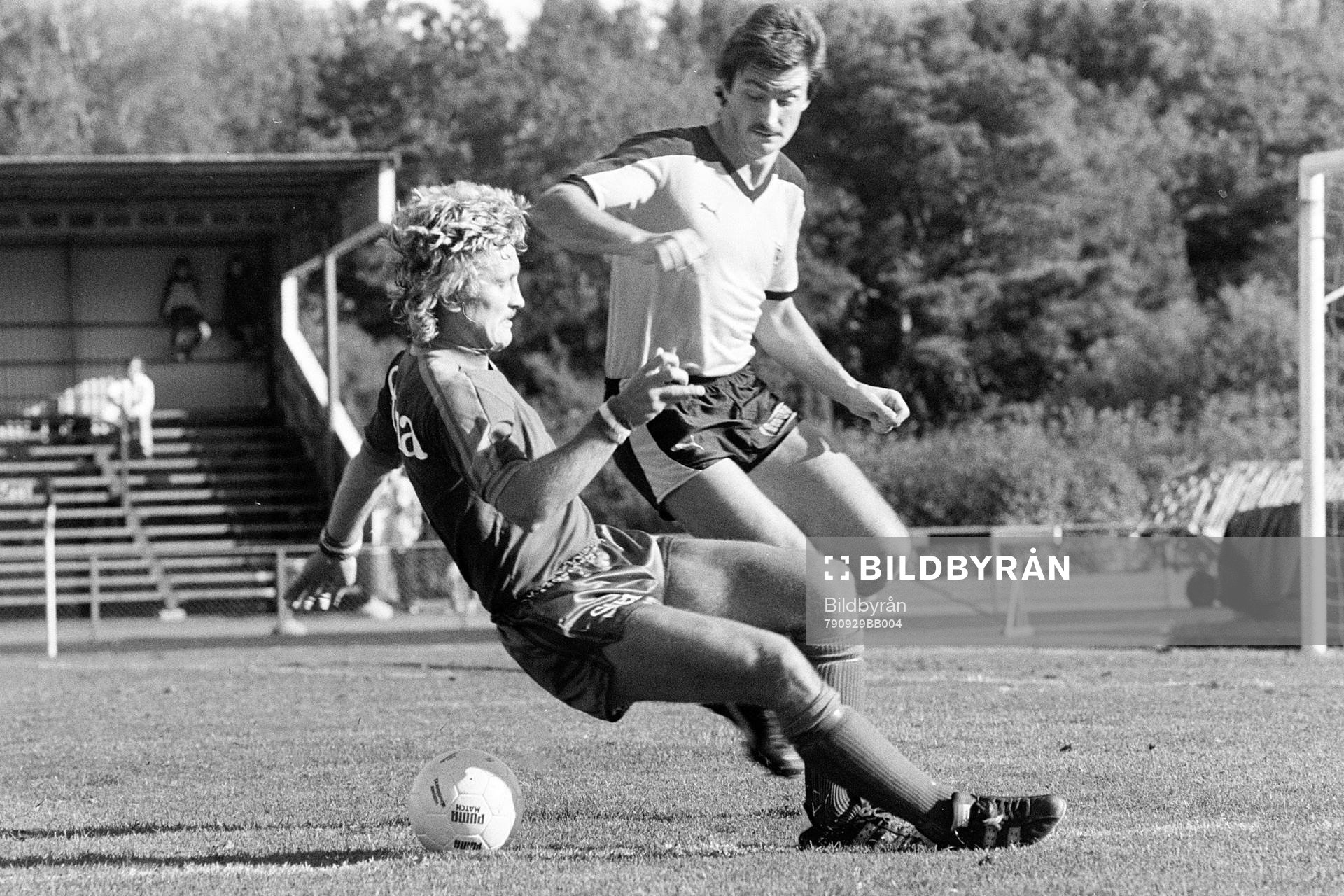 Fotboll, Div 2 Södra, IFK Hässleholm - Örgryte, 1-3: Thomas Larsson, Örgryte stoppas av hässleholms Lennart Nilsson.