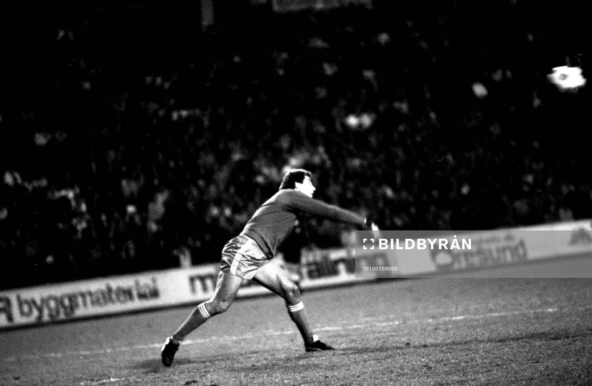 Nottinghams målvakt Peter Shilton kastar ut bollen
