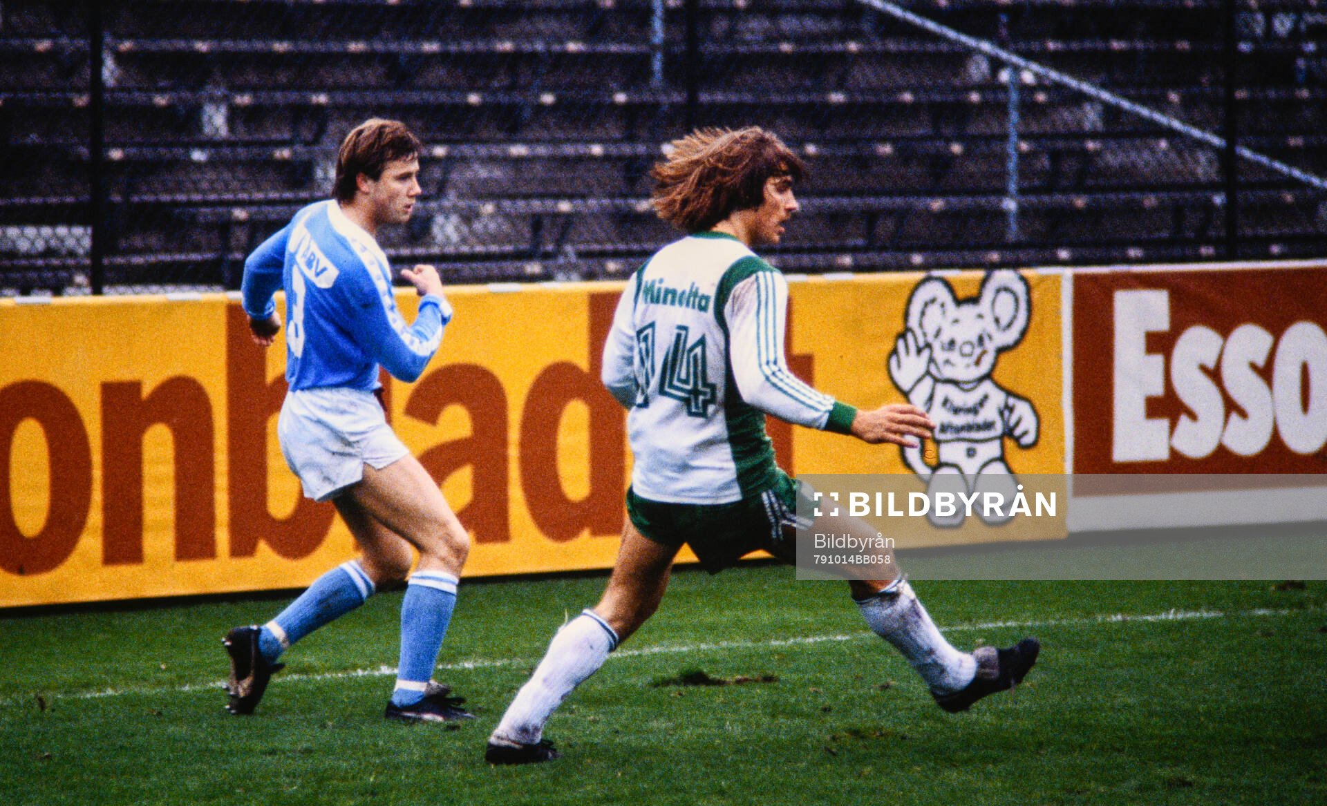 Fotboll, Allsvenskan, Hammarby - Malmö FF:  Malmös Ingemar Erlandsson mot Hammarbys Mikael Rönnberg.