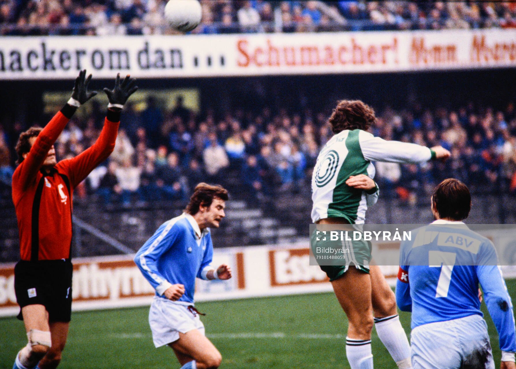 Fotboll, Allsvenskan, Hammarby - Malmö FF:  Malmös Jan Möller, Kent Jönsson och Anders Puskas Ljungberg, Hammarbys Jan Sjöström.