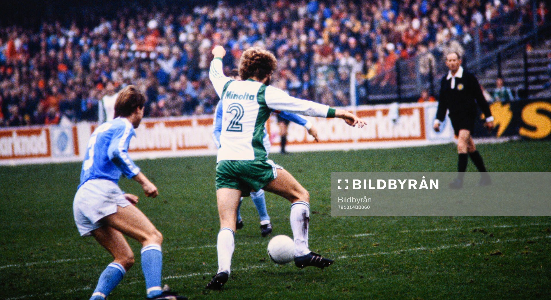 Fotboll, Allsvenskan, Hammarby - Malmö FF:  Malmös Ingemar Erlandsson mot Hammarbys Mats Werner.
