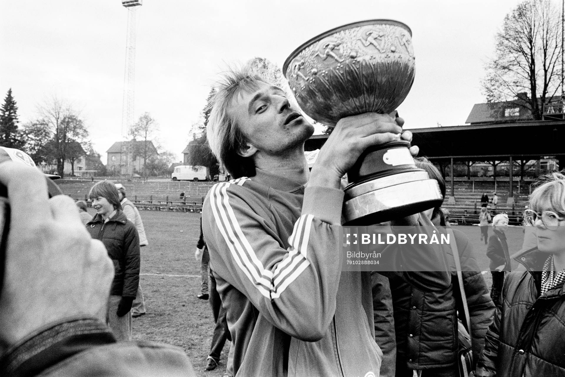 Halmstad BK, svenska mästare. Rutger Backe kysser pokalen