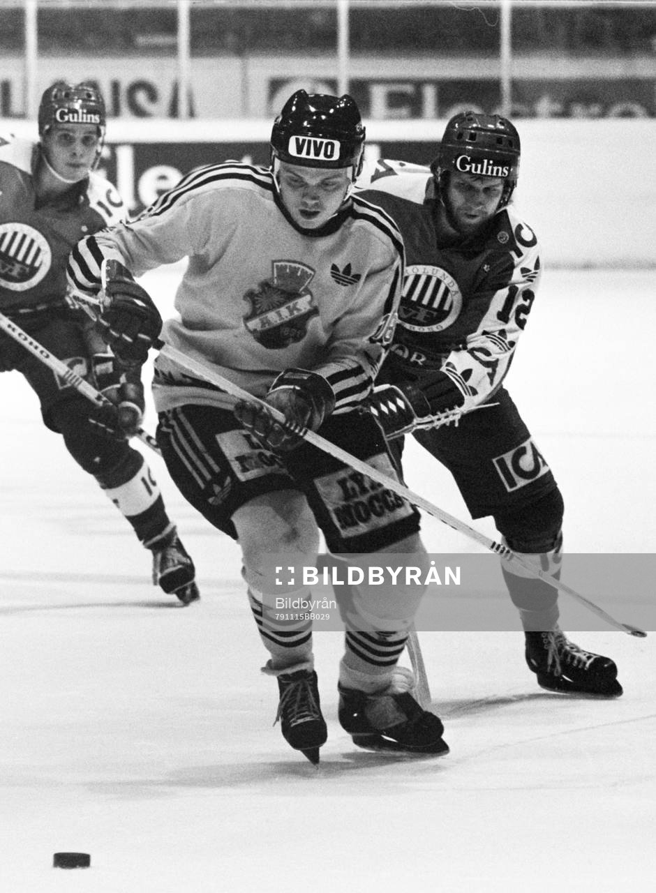 Leif Holmgren, AIK attackeras bakifrån av Mats Lindh,
