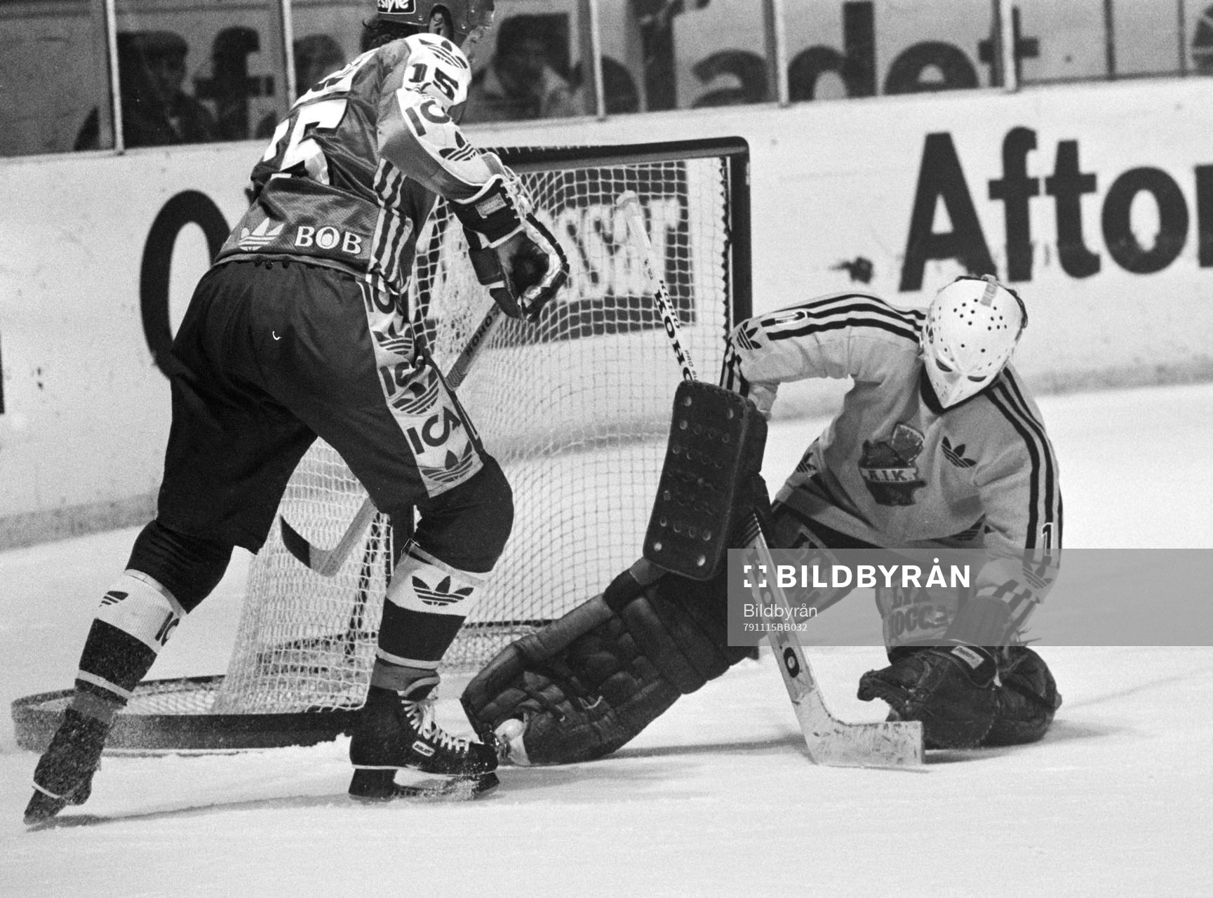 Per Lindbergh, målvakt i AIK lägger beslag på pucken