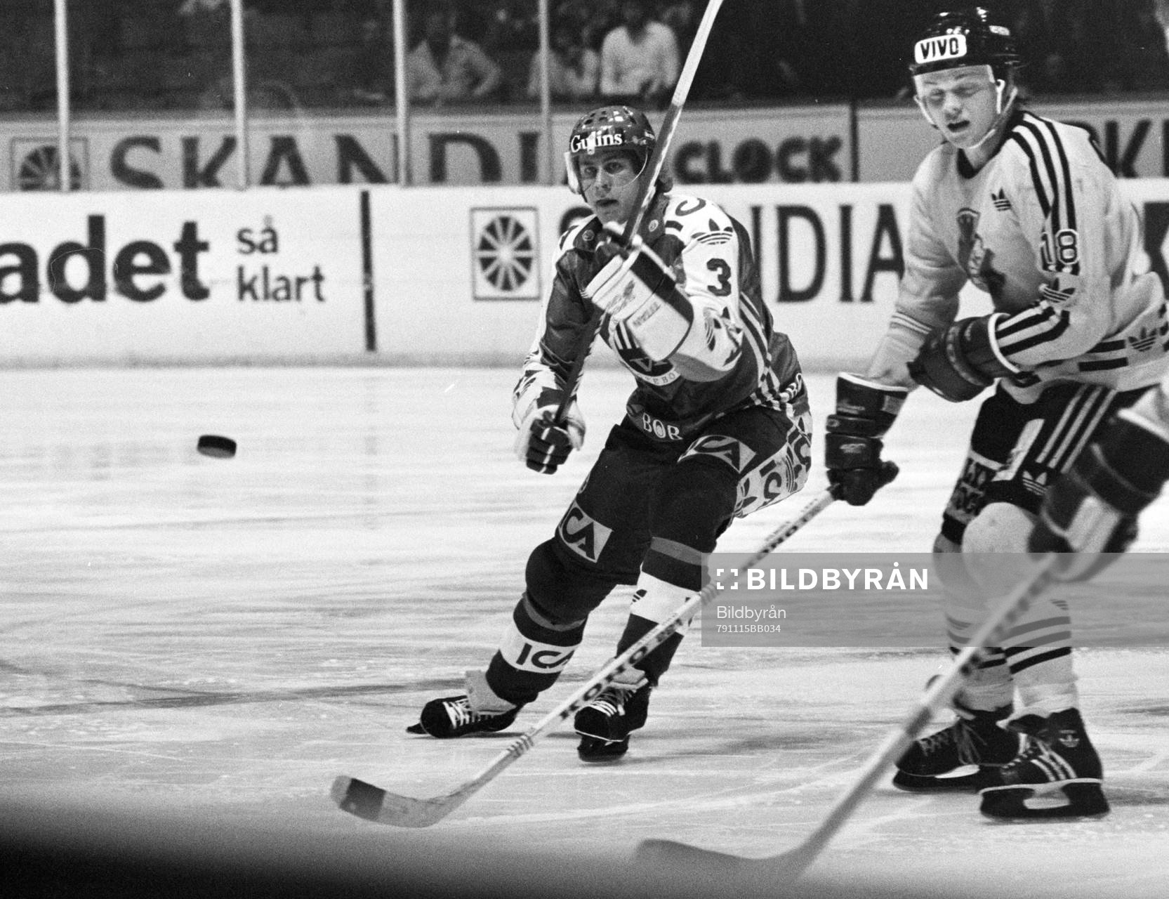 Bo Andersson, Västra Frölunda med pucken framför Leif