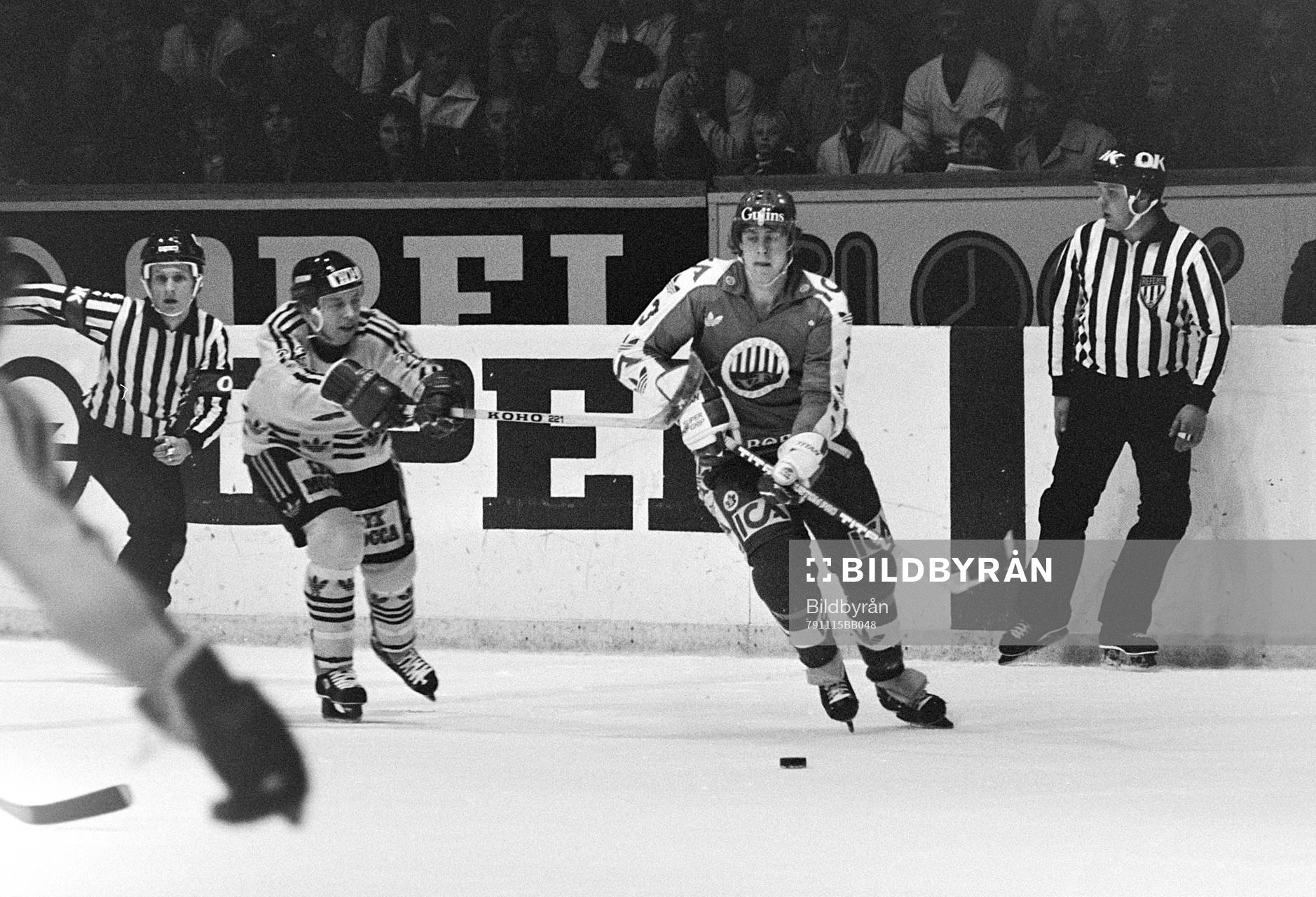 Bo Andersson, Västra Frölunda med pucken attackeras av