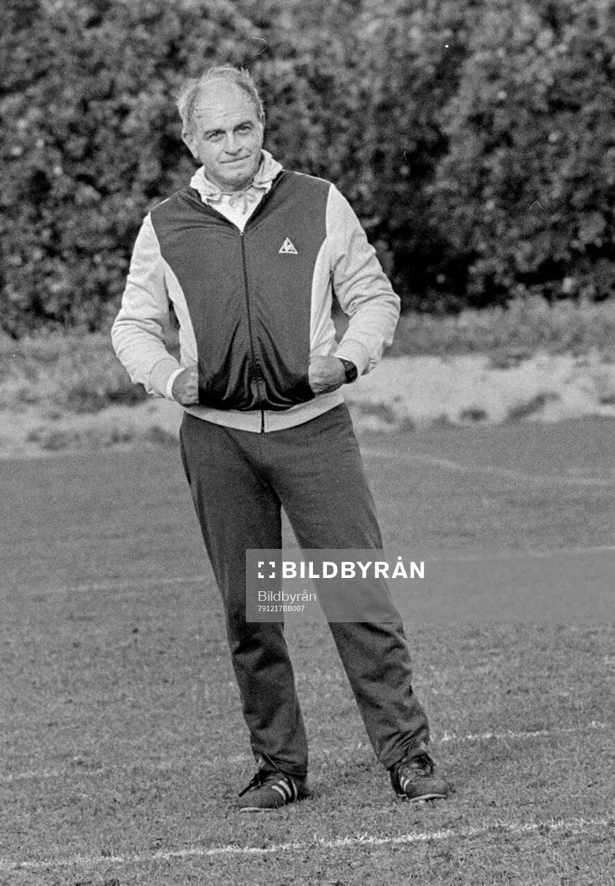 Football, La Liga 1979-1980, Valencia: Manager Alfredo di Stefano leading a training session.