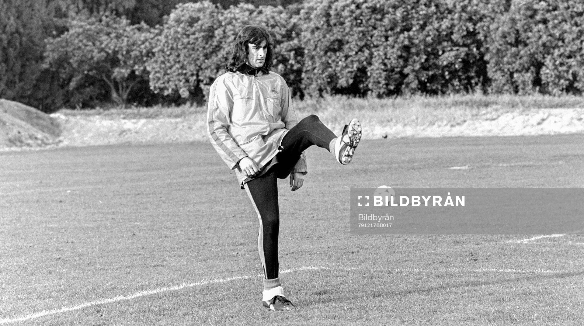 Mario Kempes at training