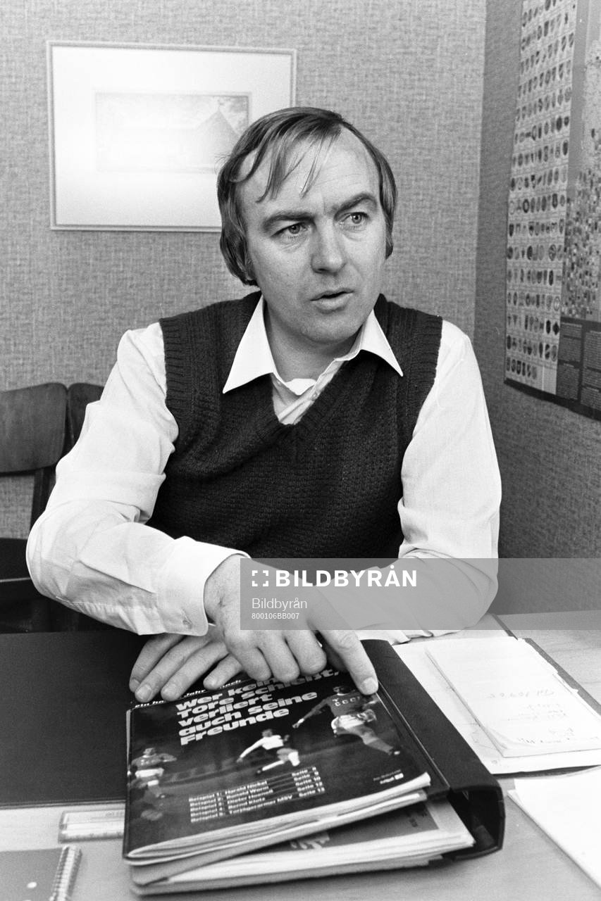 Bo Nilsson, tränare i Mjällby på sitt kontor