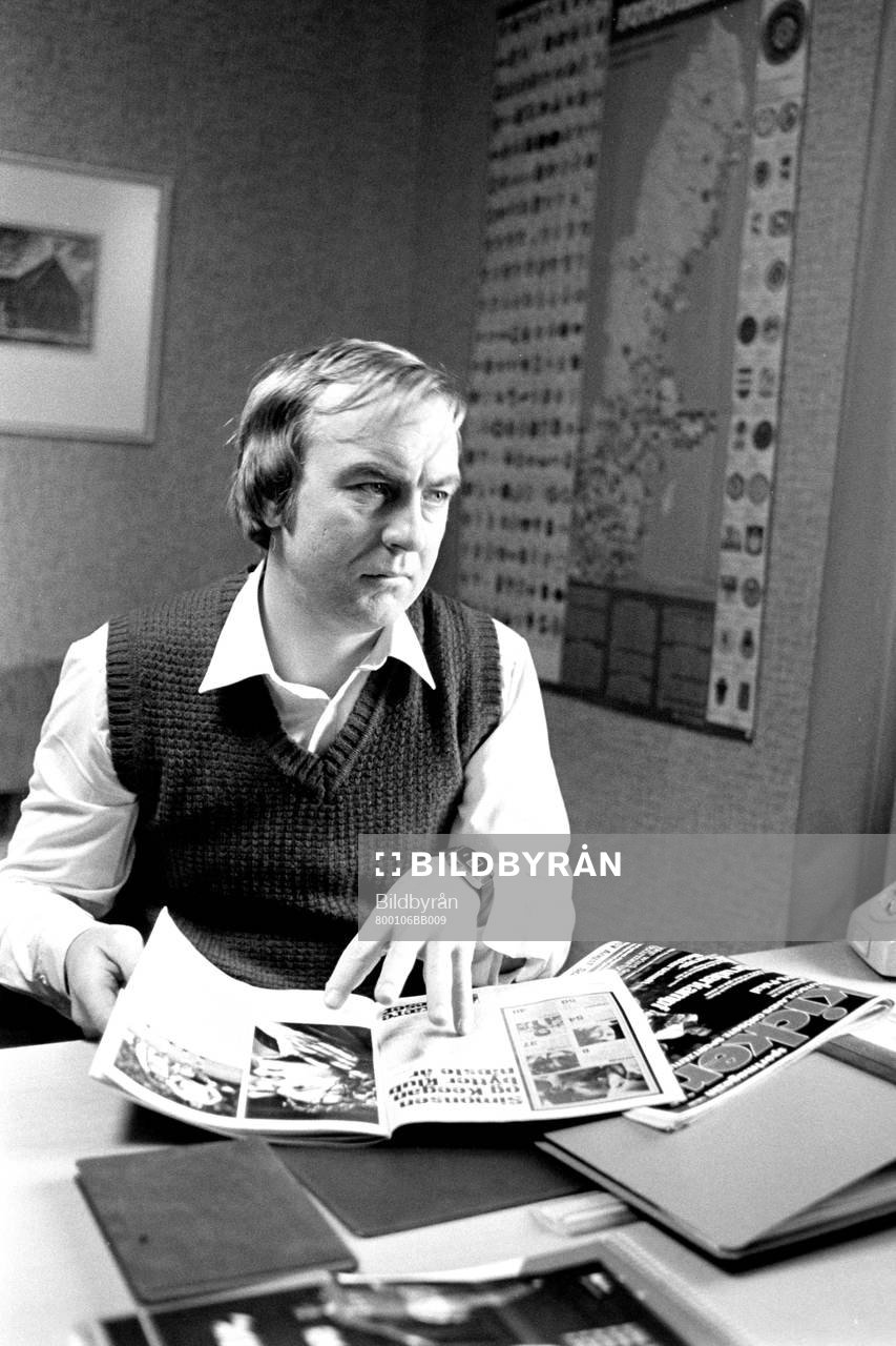 Bo Nilsson, tränare i Mjällby på sitt kontor