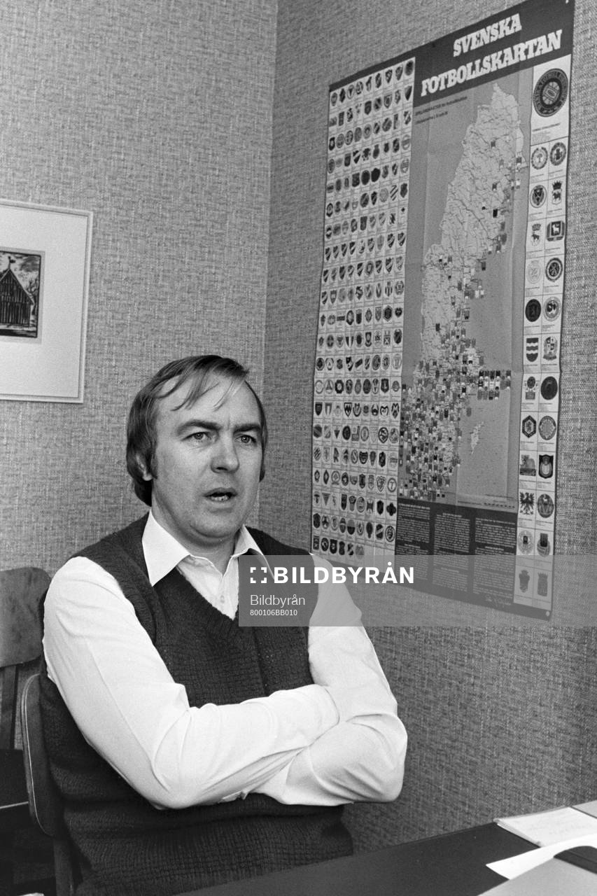 Bo Nilsson, tränare i Mjällby på sitt kontor