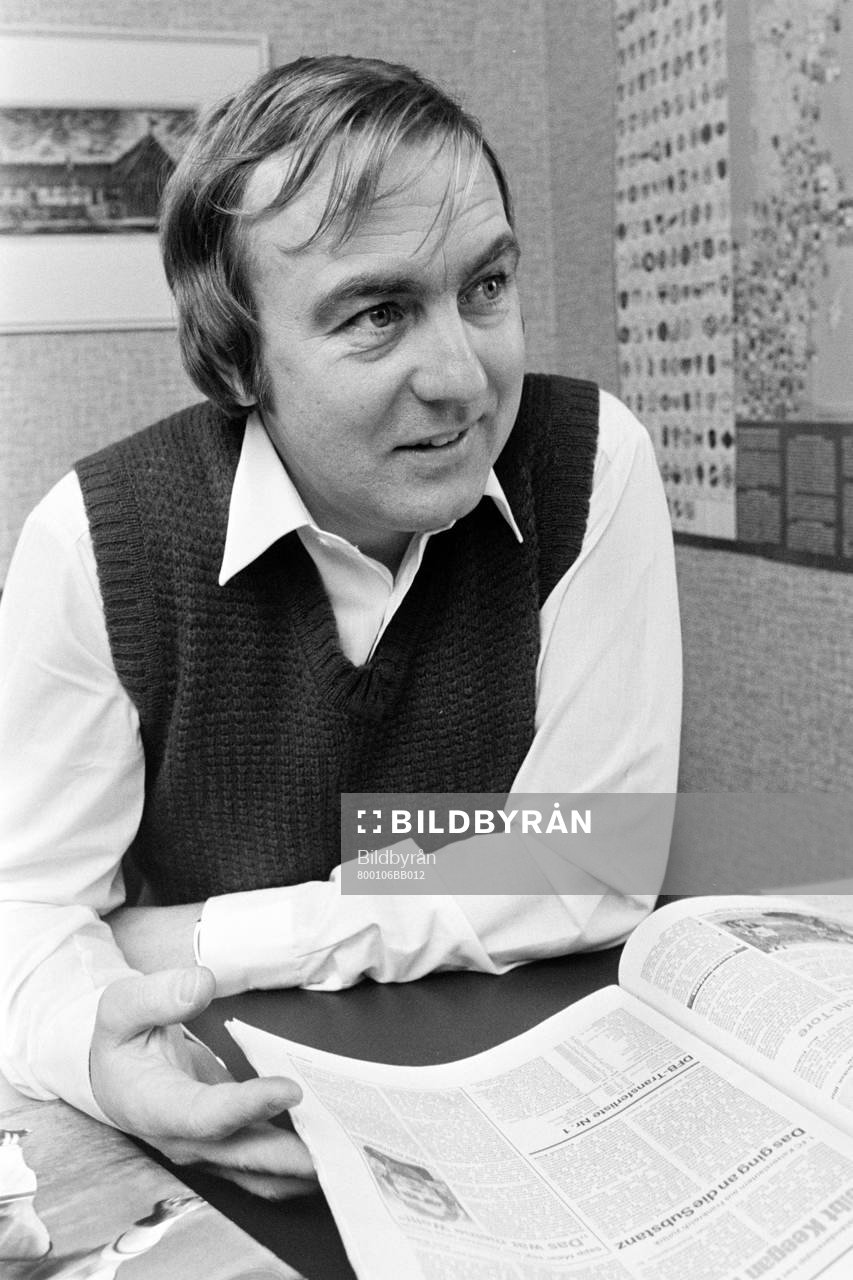 Bo Nilsson, tränare i Mjällby på sitt kontor