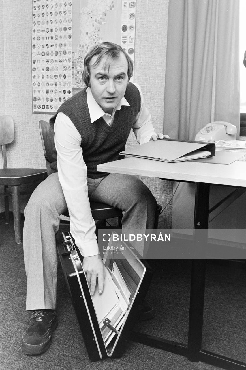 Bo Nilsson, tränare i Mjällby på sitt kontor
