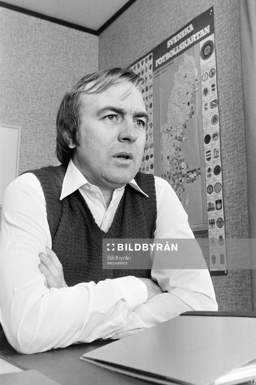 Bo Nilsson, tränare i Mjällby på sitt kontor